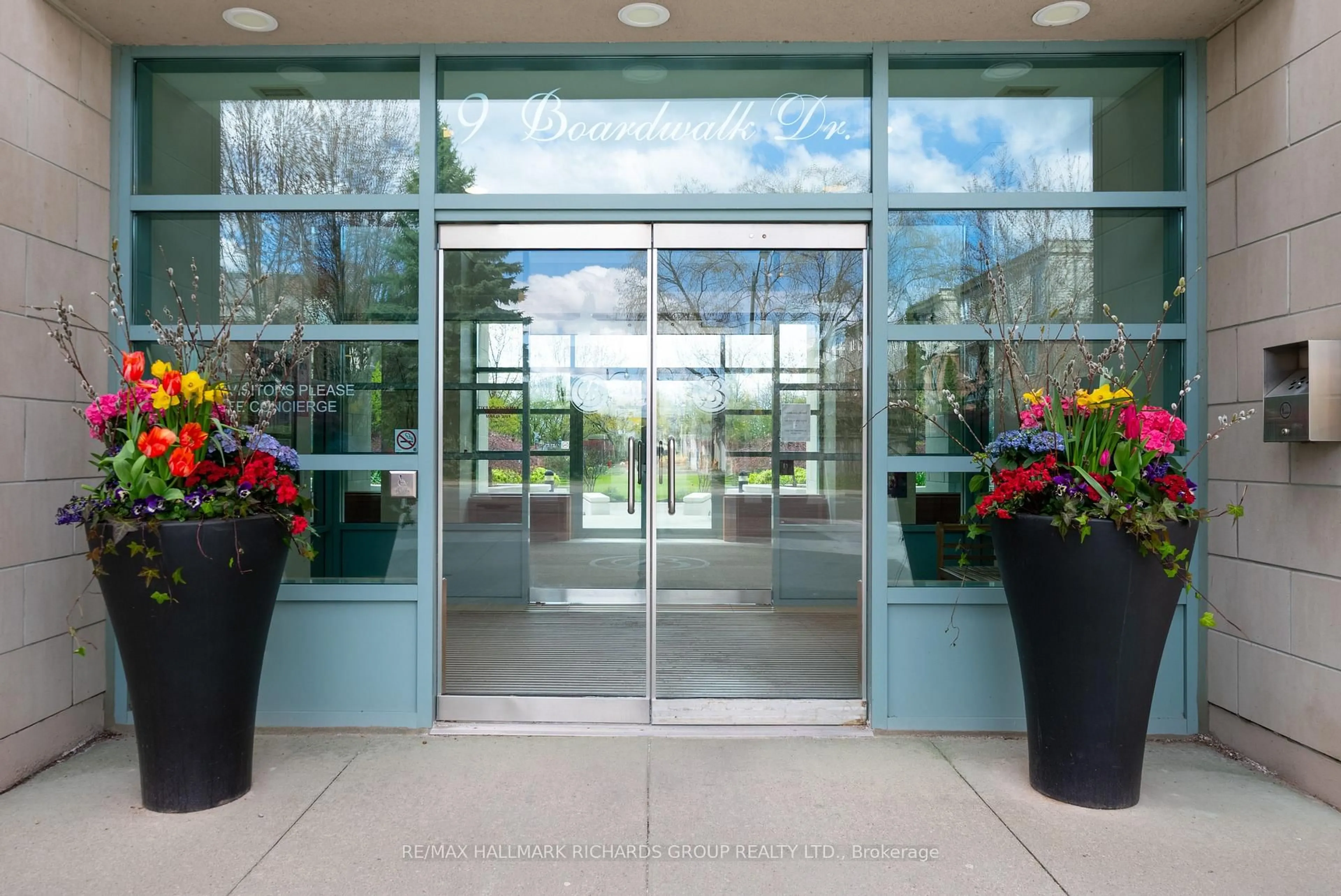 Indoor foyer for 9 Boardwalk Dr #405, Toronto Ontario M4L 6T1