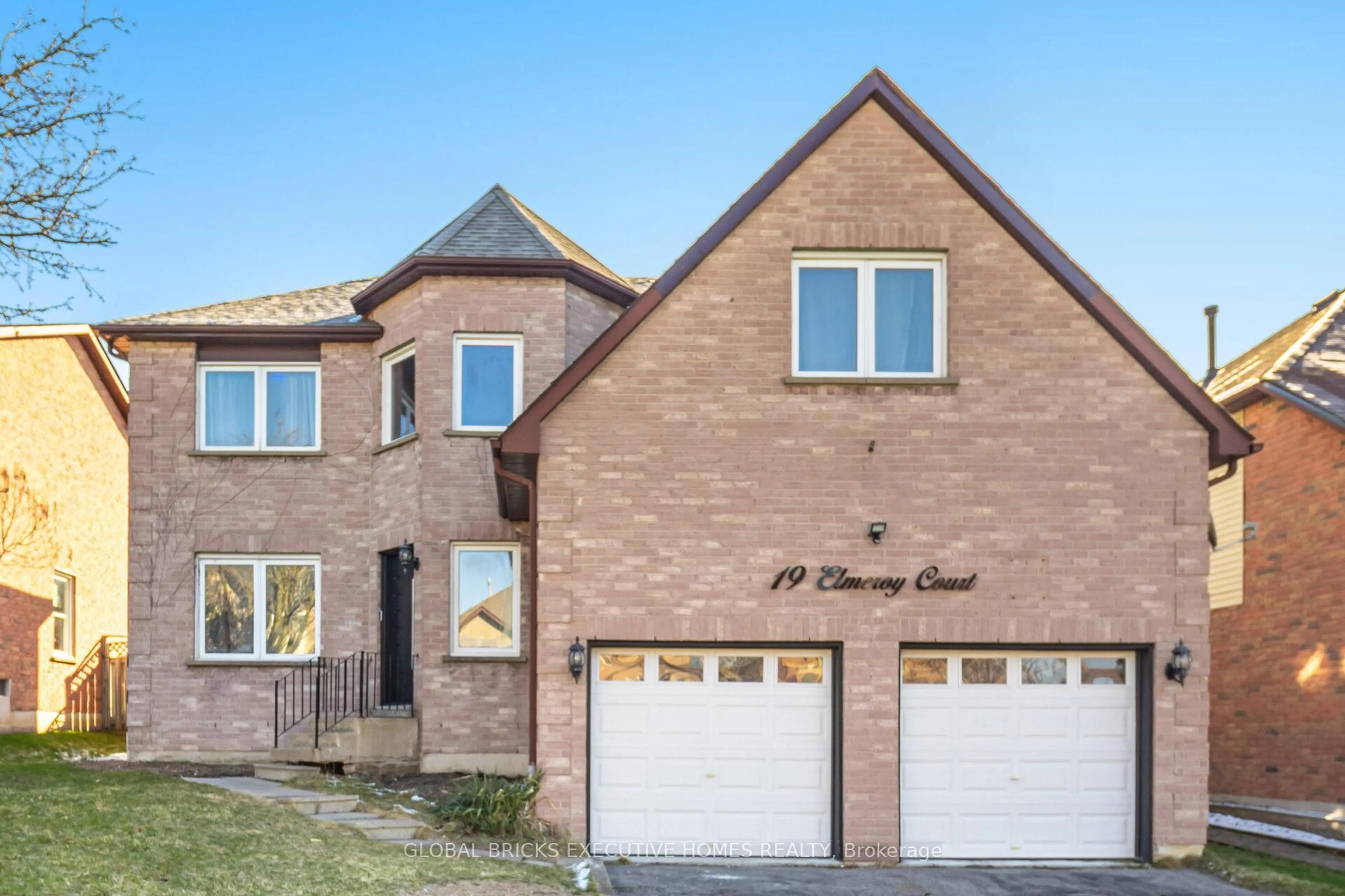 Home with brick exterior material, street for 19 Elmeroy Crt, Whitby Ontario L1N 8A5