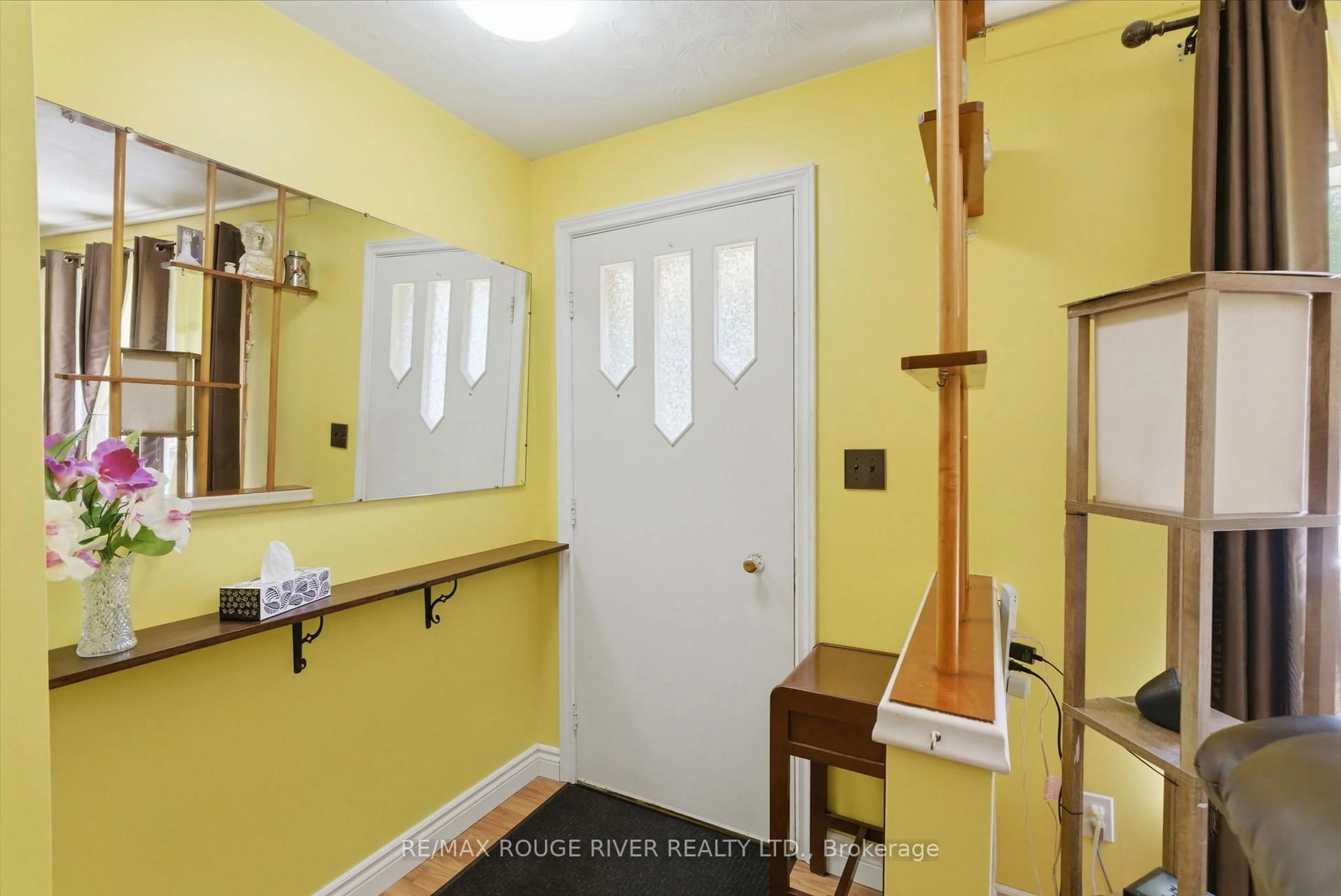 Indoor entryway for 3856 Solina Rd, Clarington Ontario L1E 0L5