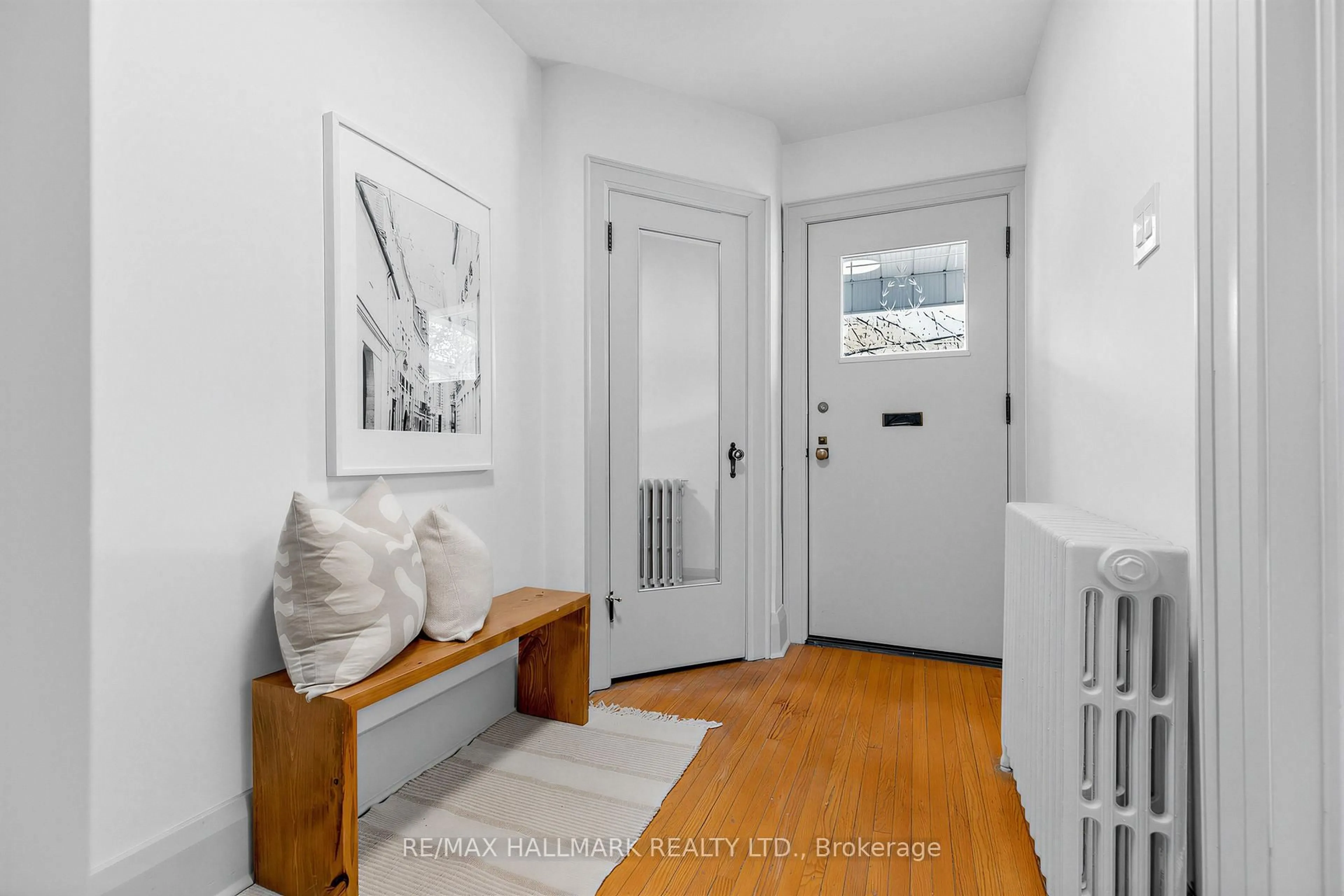 Indoor entryway for 34 Springdale Blvd, Toronto Ontario M4J 1W5