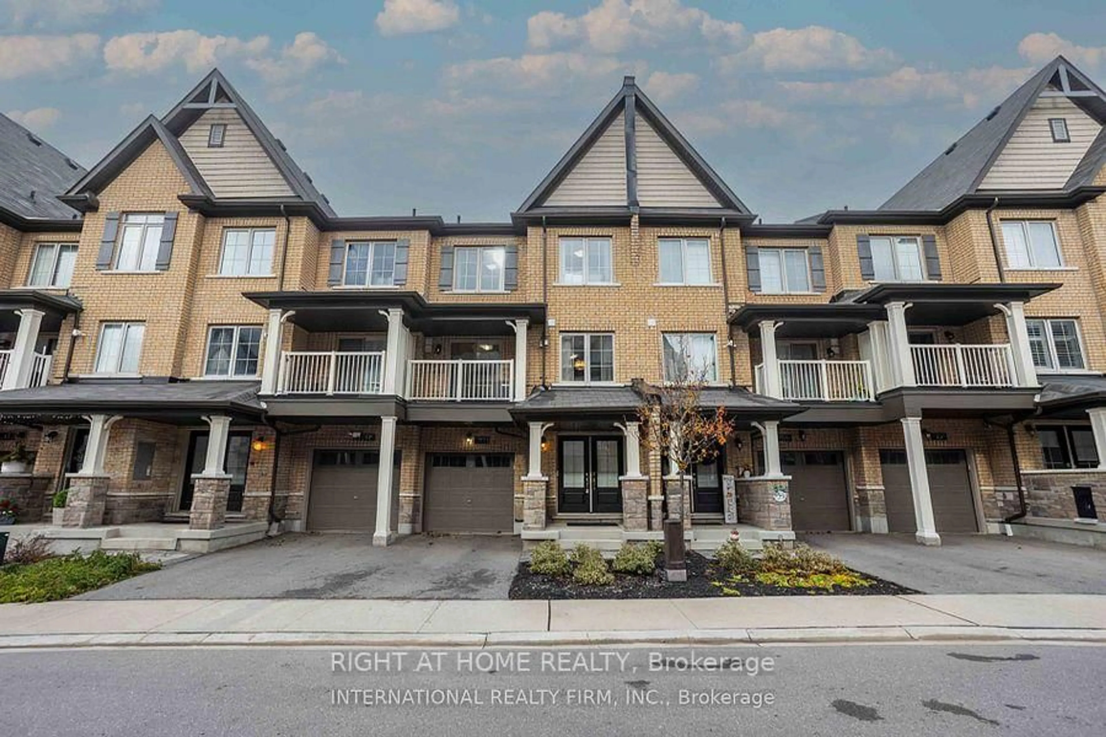 A pic from outside/outdoor area/front of a property/back of a property/a pic from drone, unknown for 33 Amulet Way, Whitby Ontario L1R 0R5