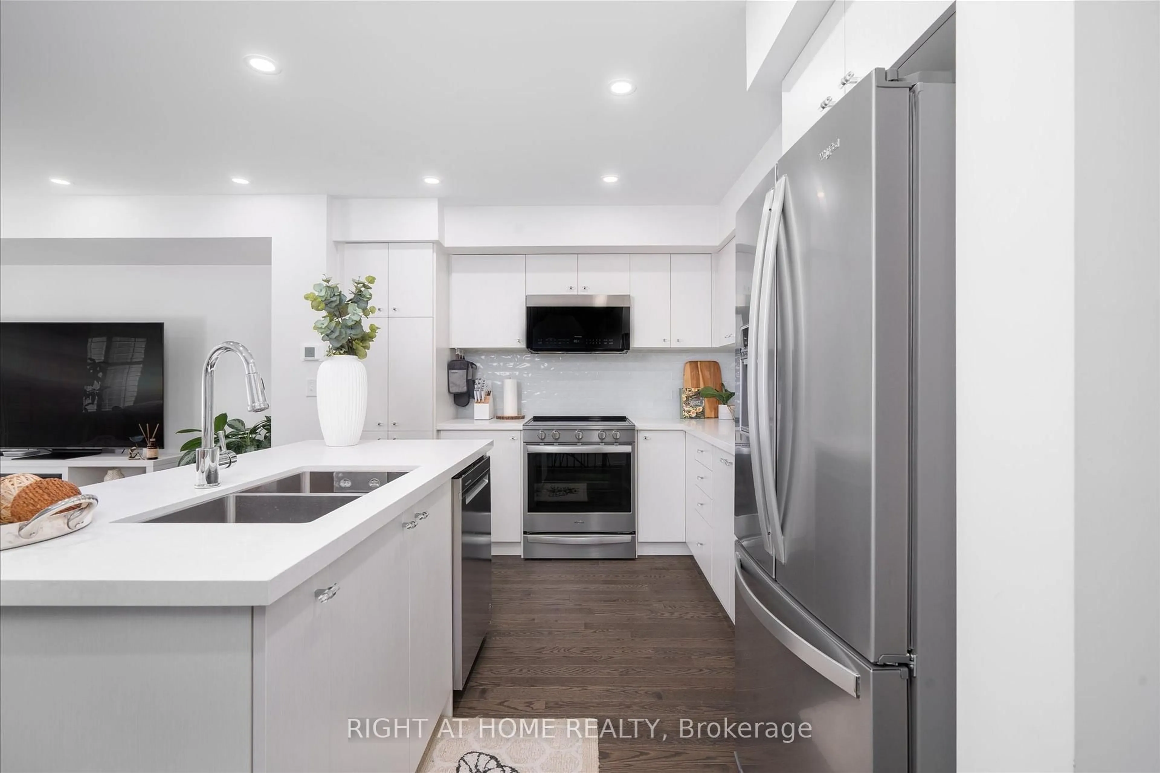 Contemporary kitchen, unknown for 33 Amulet Way, Whitby Ontario L1R 0R5