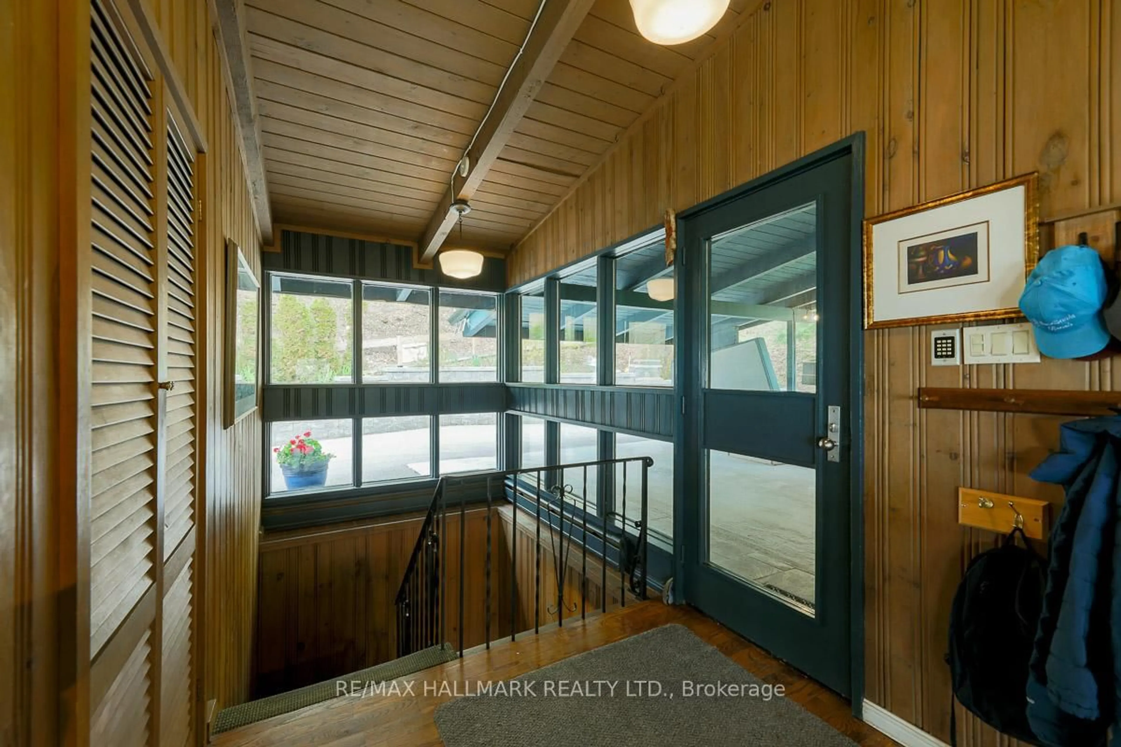 Indoor foyer for 2 Ledge Rd, Toronto Ontario M1M 1H1