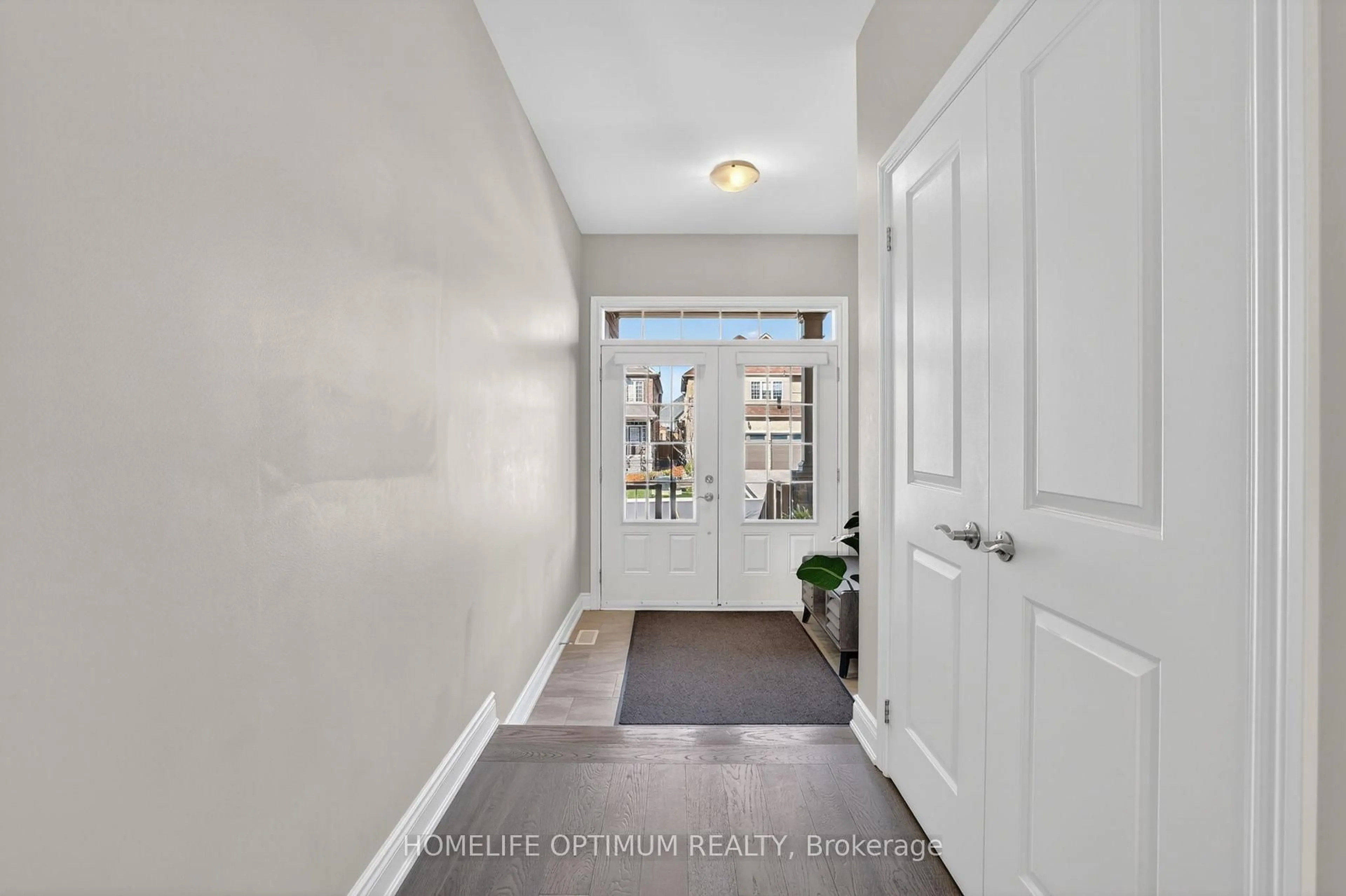 Indoor entryway for 33 St Augustine Dr, Whitby Ontario L1M 0L7