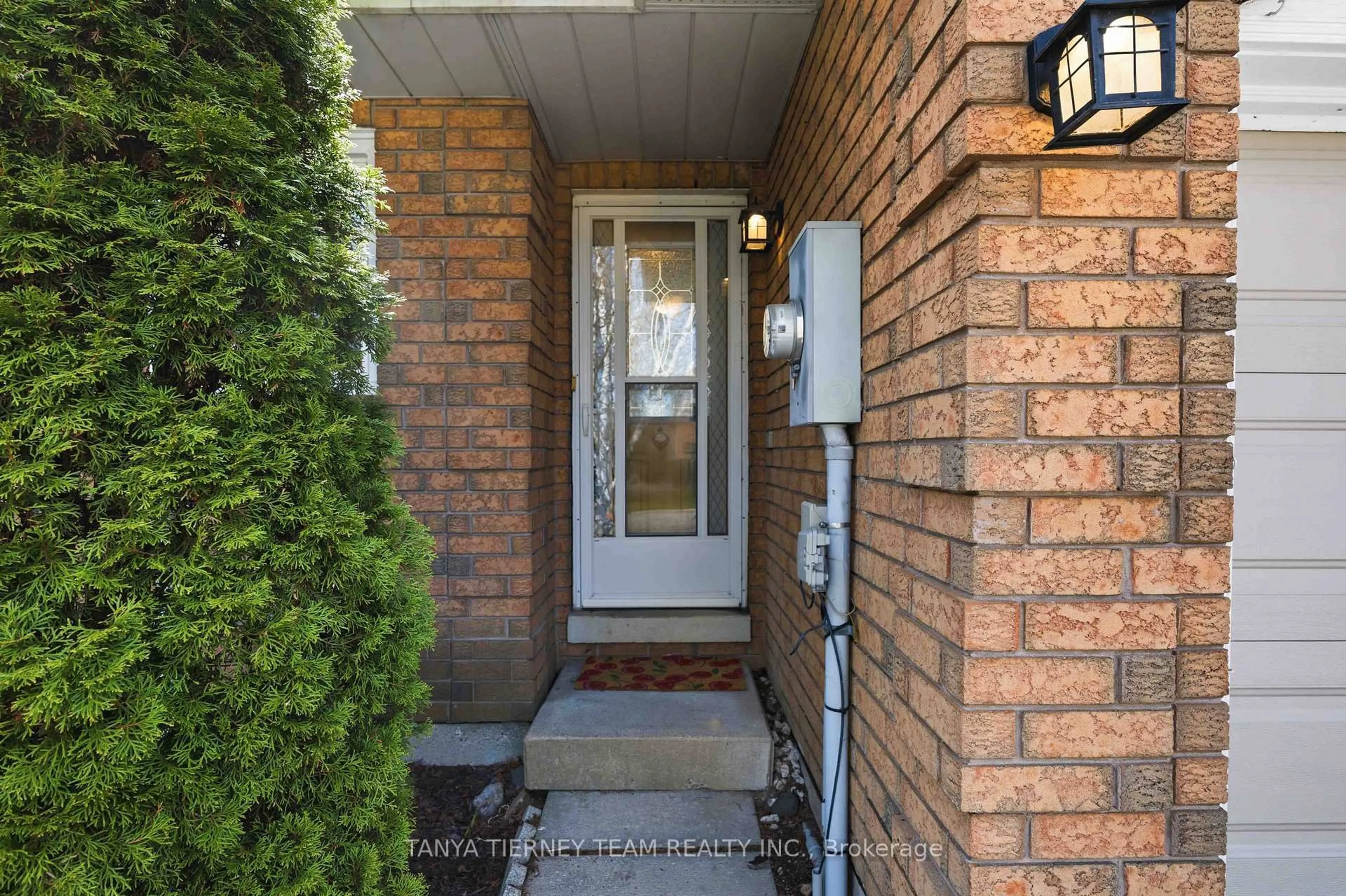 Indoor entryway for 60 Pidduck St, Clarington Ontario L1E 2W2