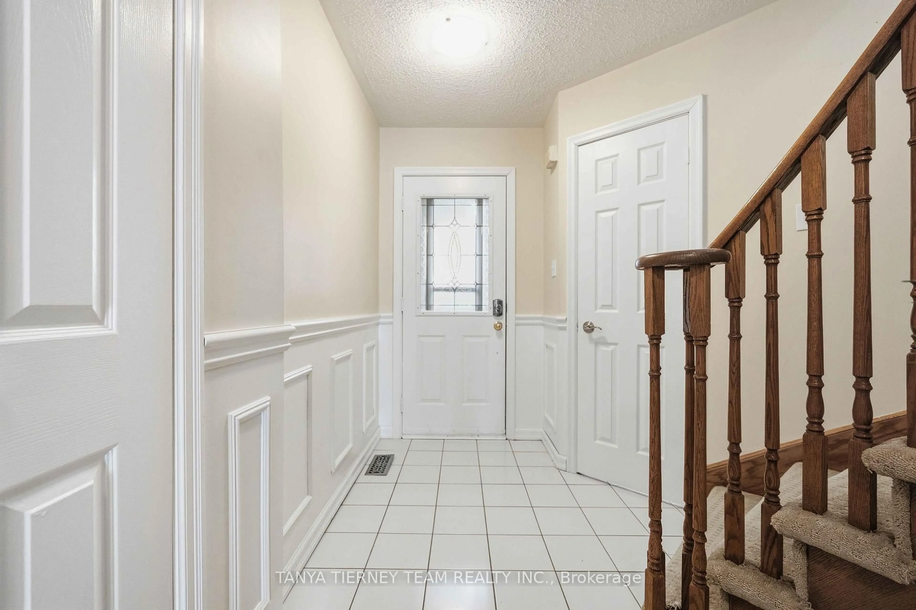 Indoor foyer for 60 Pidduck St, Clarington Ontario L1E 2W2