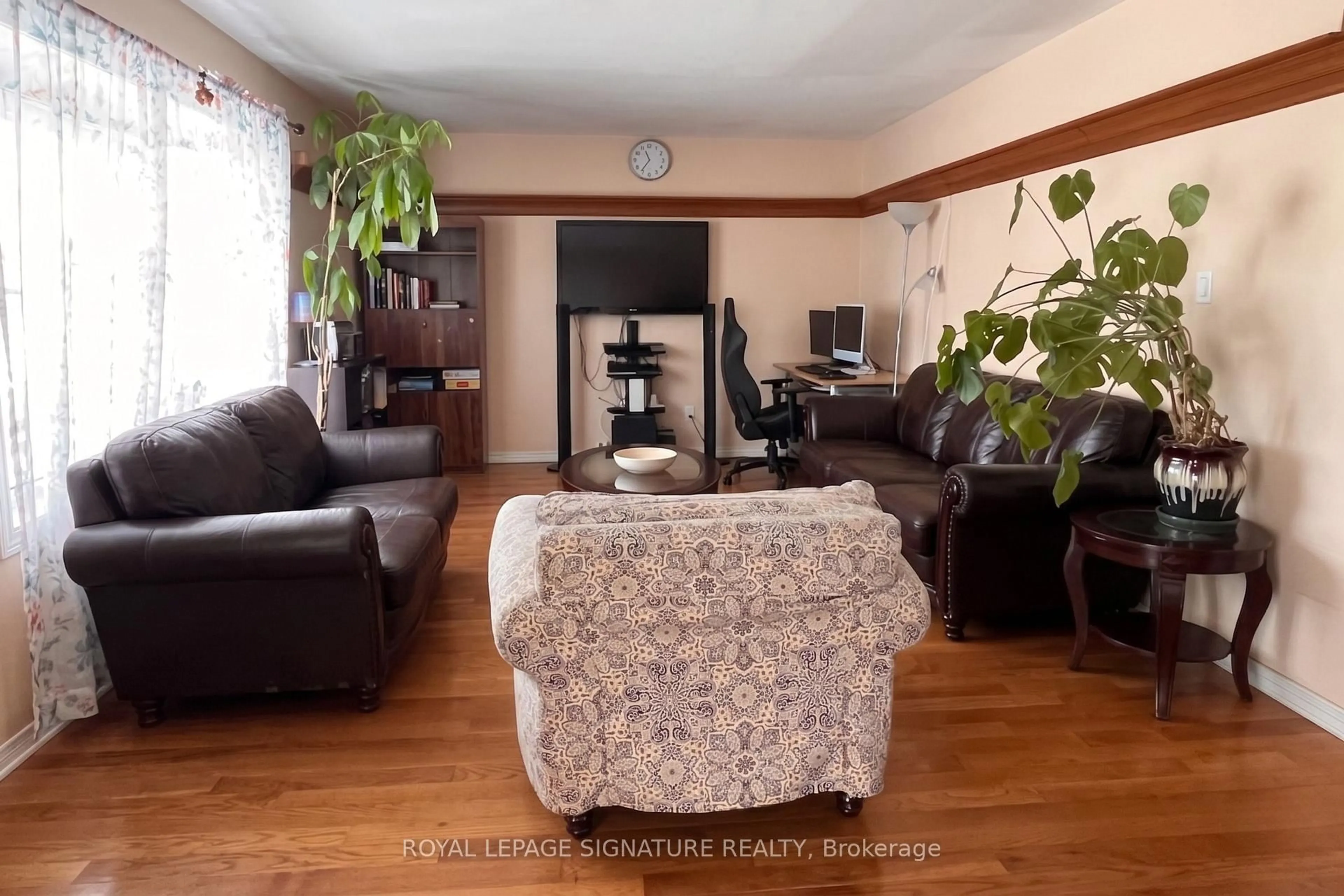Living room with furniture, wood/laminate floor for 33 Crow Tr, Toronto Ontario M1B 1X6