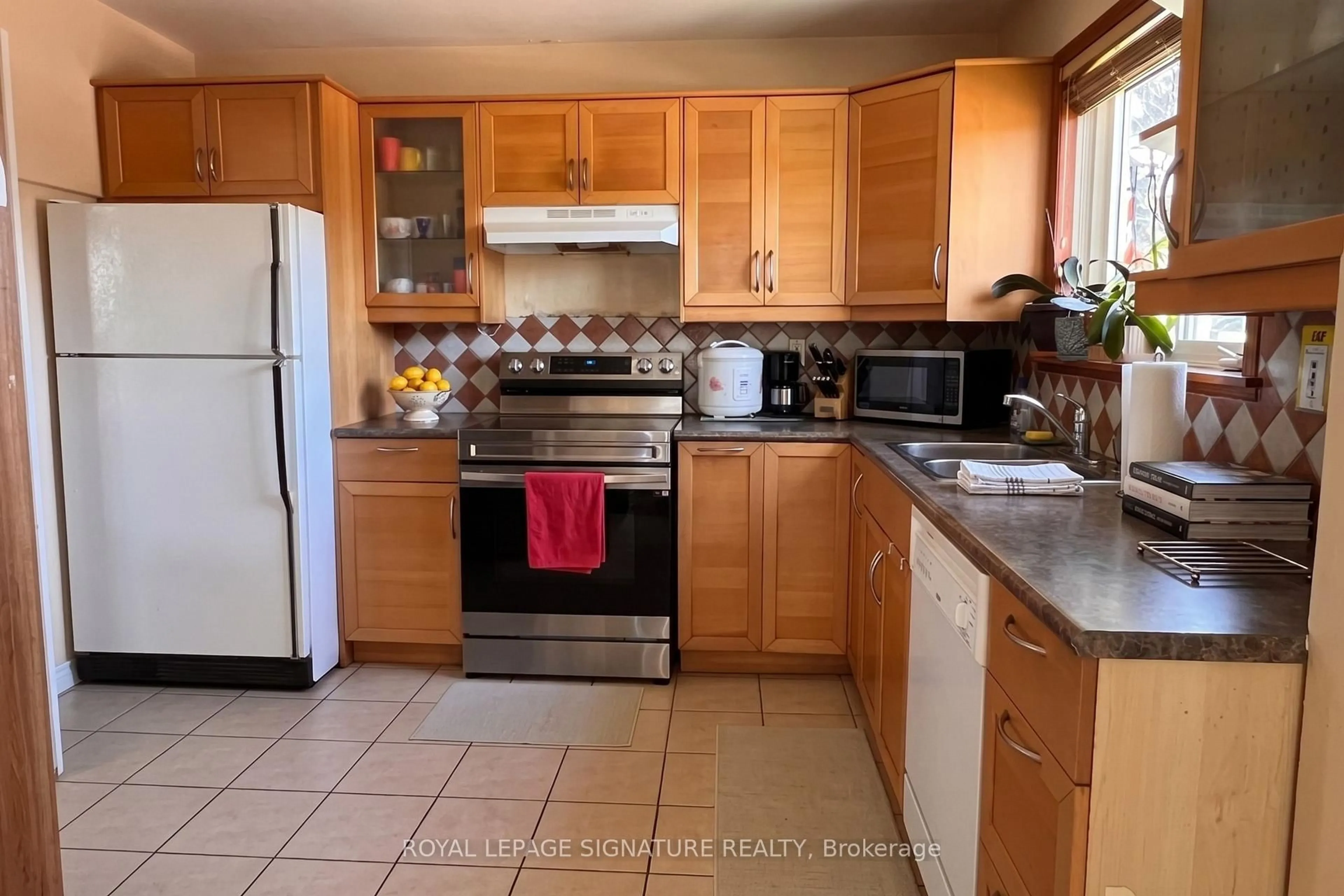 Standard kitchen, ceramic/tile floor for 33 Crow Tr, Toronto Ontario M1B 1X6