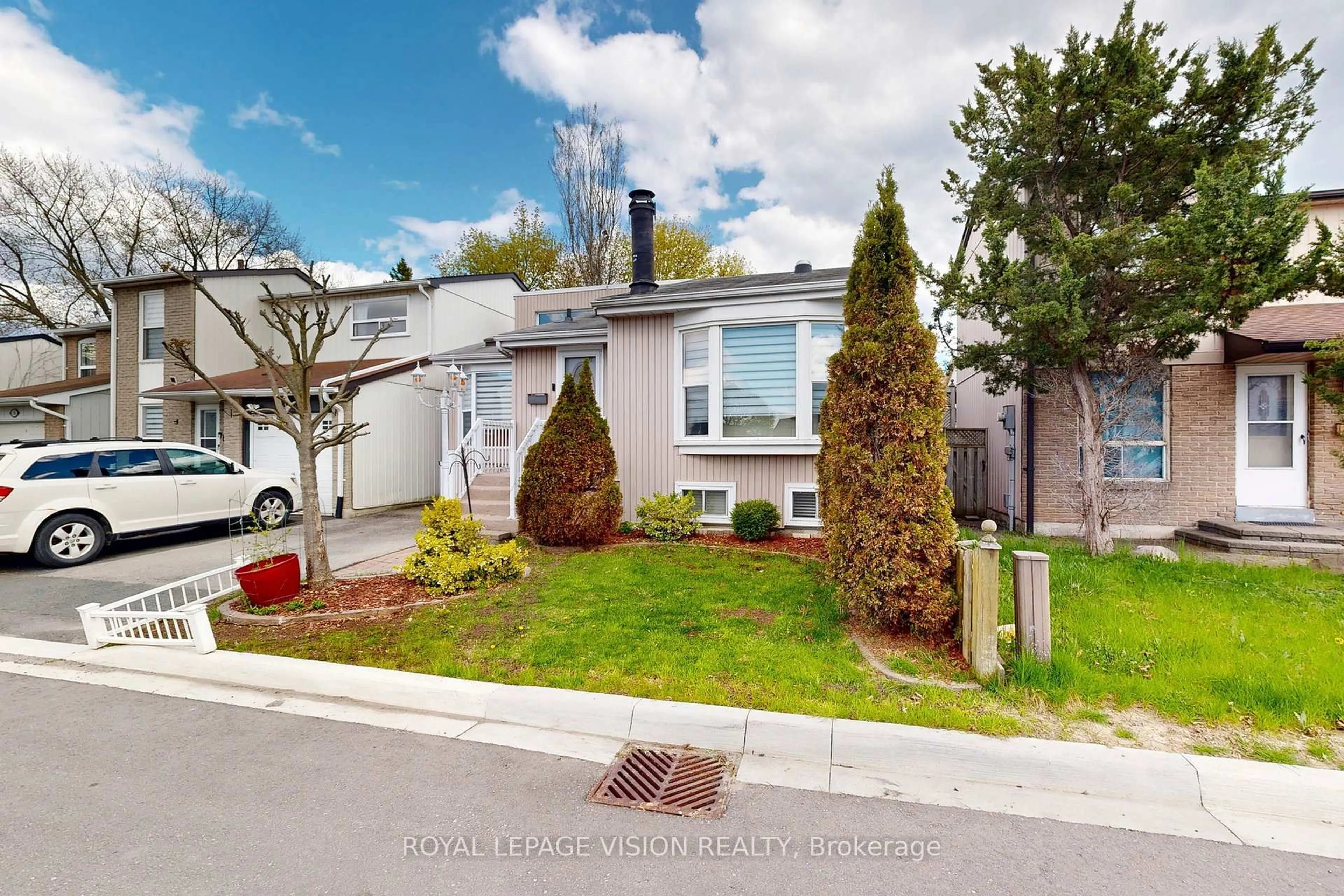 A pic from outside/outdoor area/front of a property/back of a property/a pic from drone, street for 39 Lucas Lane #16, Ajax Ontario L1S 3P7