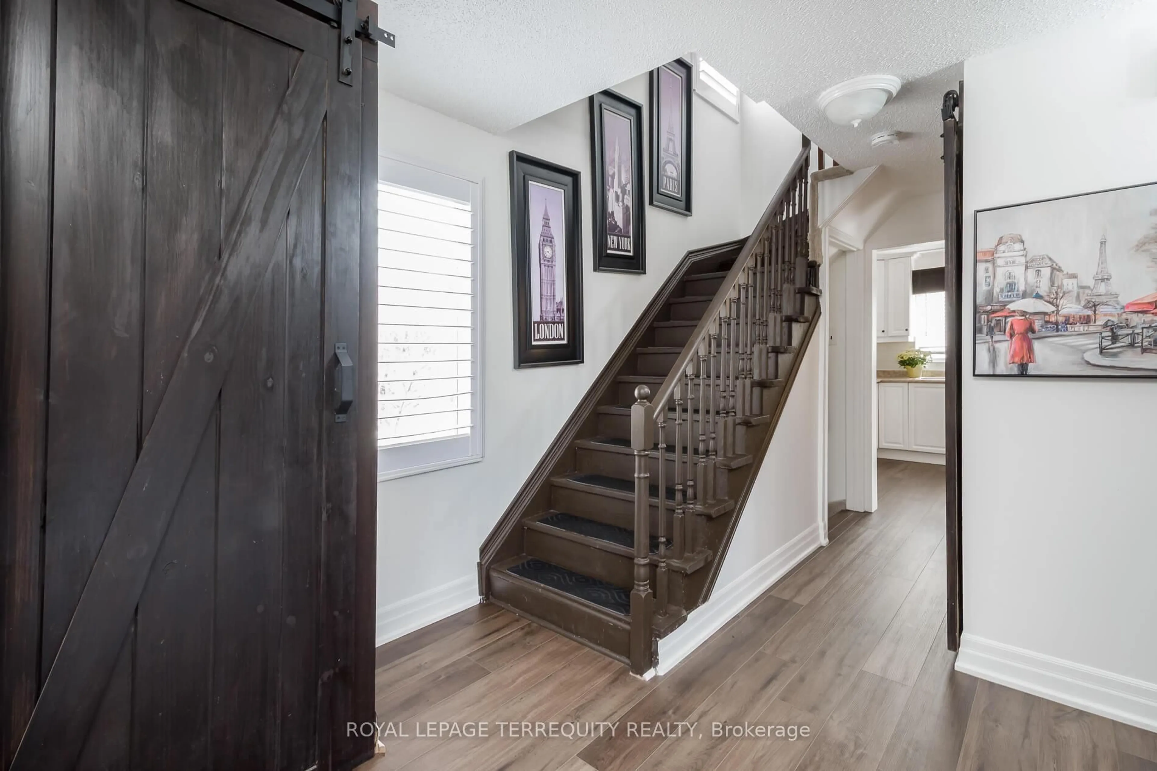 Indoor entryway for 630 Sultana Sq, Pickering Ontario L1V 3Y3