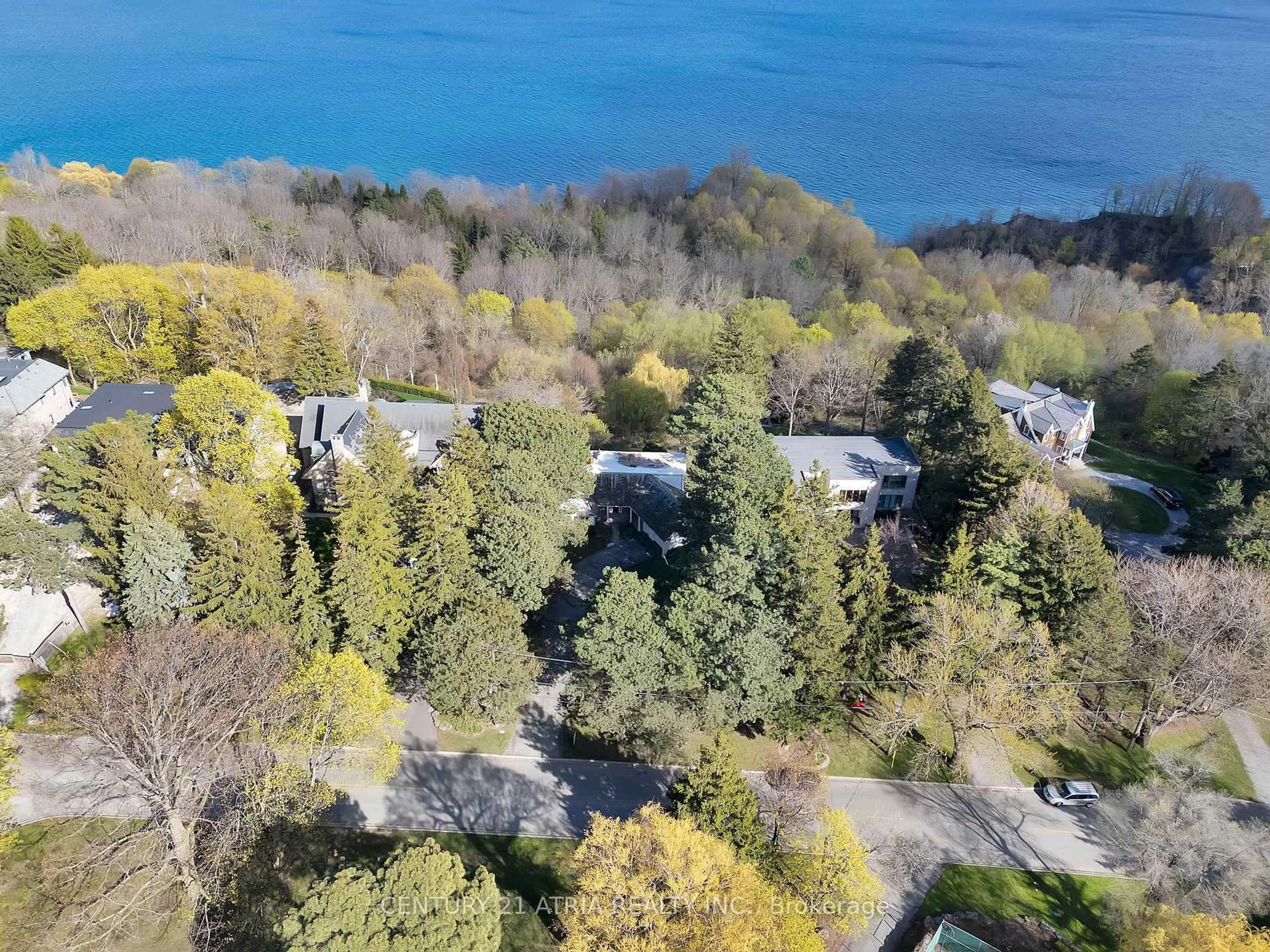 A pic from outside/outdoor area/front of a property/back of a property/a pic from drone, water/lake/river/ocean view for 5 Hill Cres, Toronto Ontario M1M 1H7