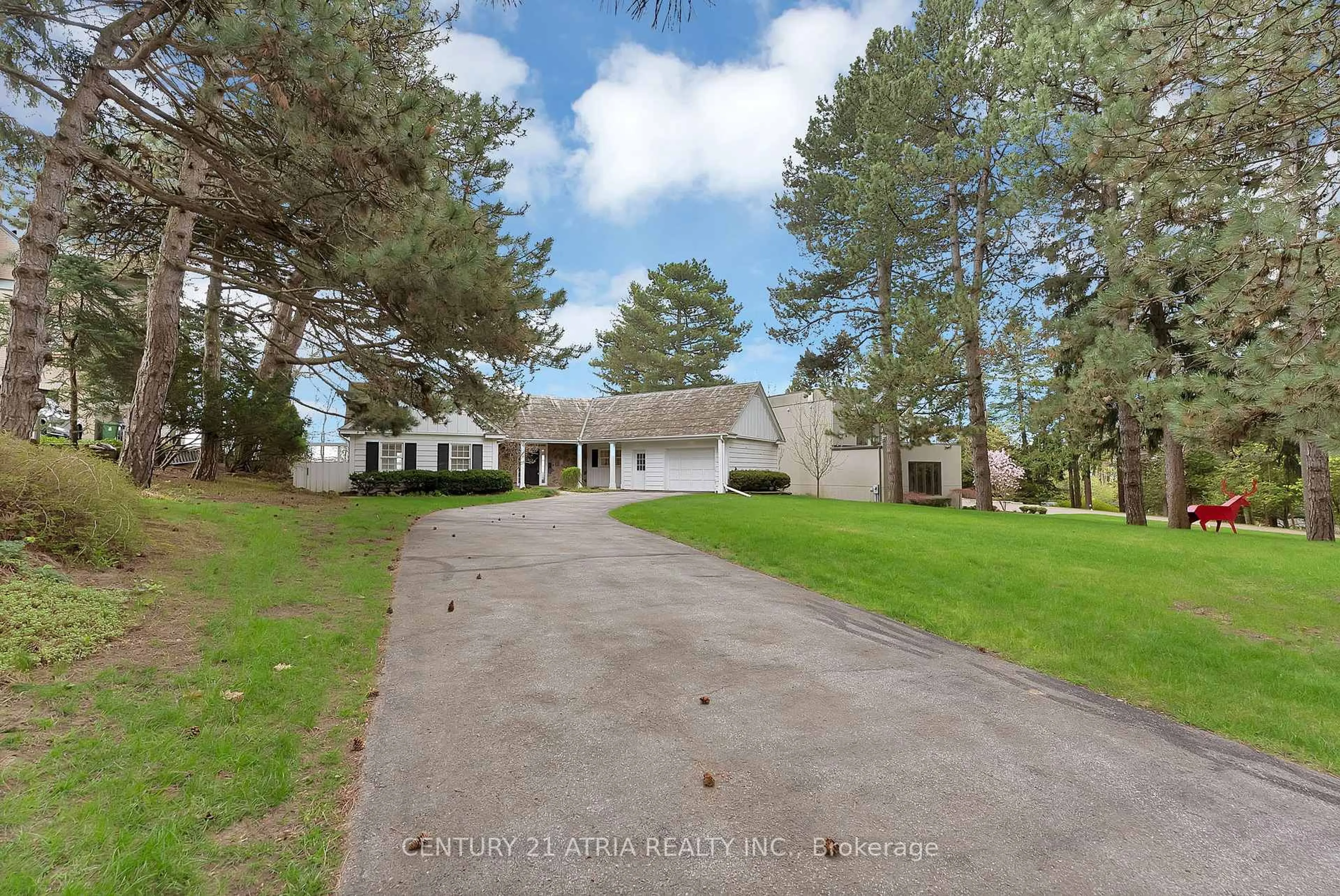 A pic from outside/outdoor area/front of a property/back of a property/a pic from drone, unknown for 5 Hill Cres, Toronto Ontario M1M 1H7