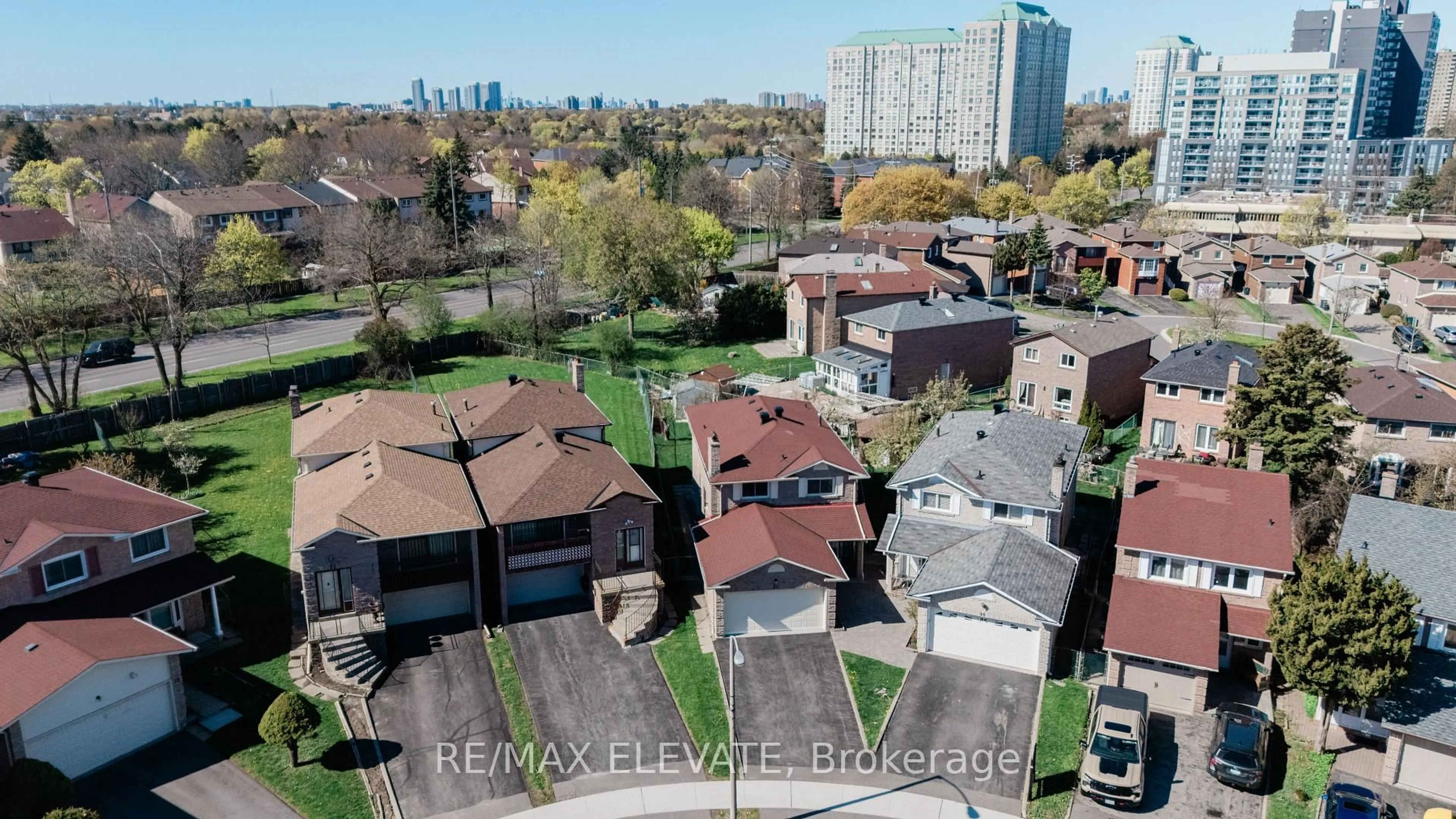 A pic from outside/outdoor area/front of a property/back of a property/a pic from drone, city buildings view from balcony for 25 Bethany Leigh Dr, Toronto Ontario M1V 2N6