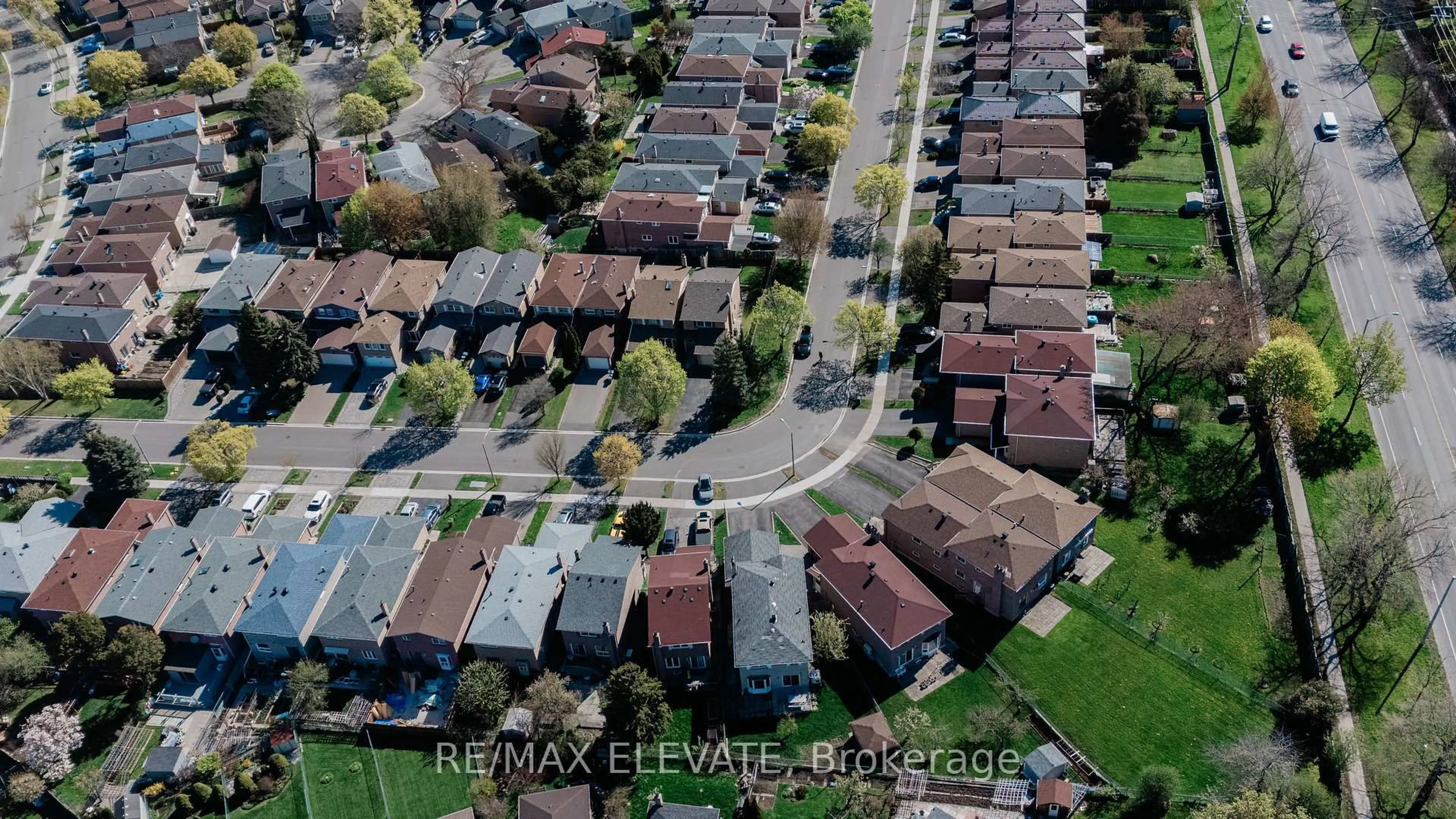 A pic from outside/outdoor area/front of a property/back of a property/a pic from drone, street for 25 Bethany Leigh Dr, Toronto Ontario M1V 2N6