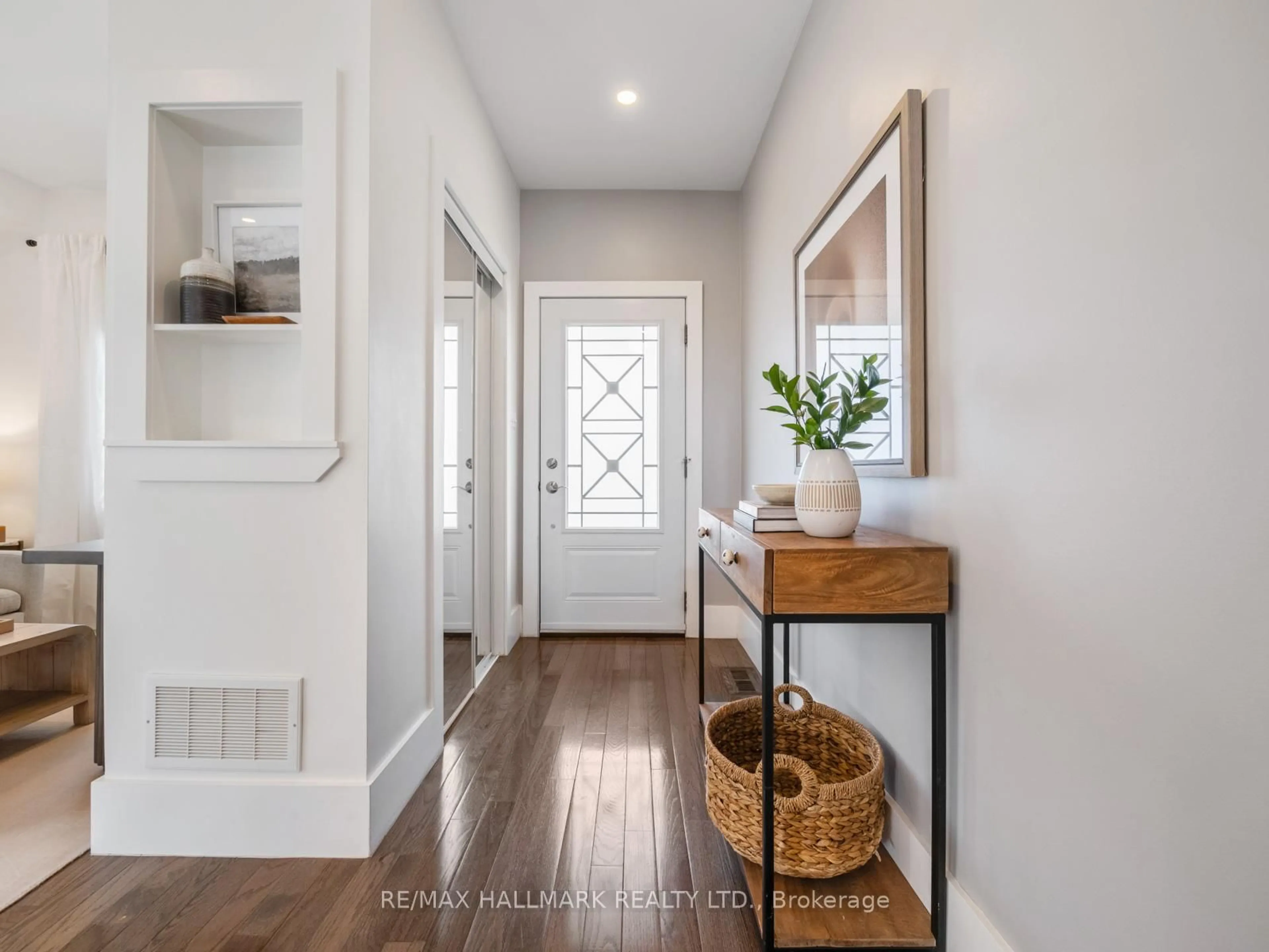 Indoor entryway for 151 Eastwood Ave, Toronto Ontario M1N 3H5