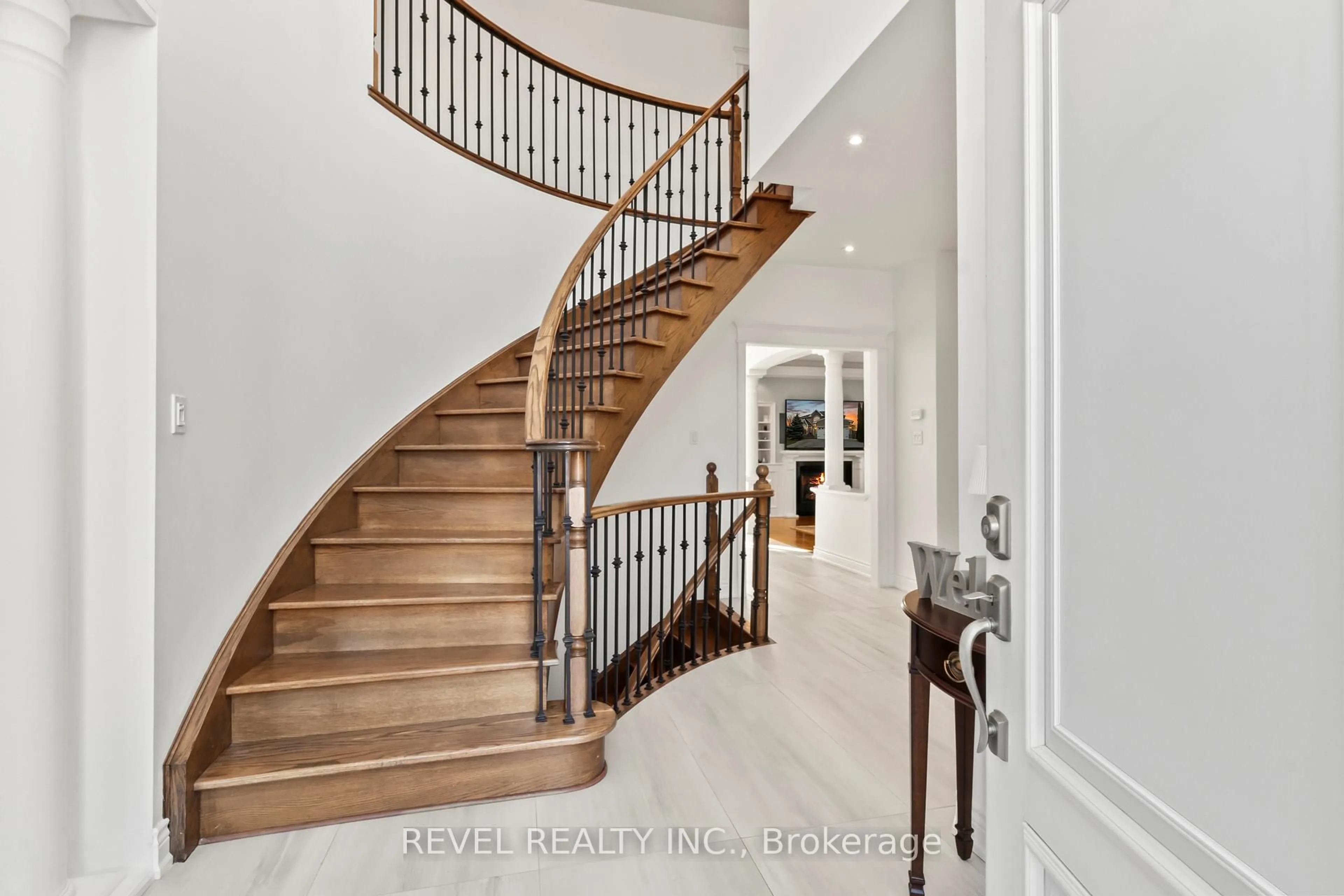 Unknown for 70 Applewood Cres, Whitby Ontario L1N 2E6