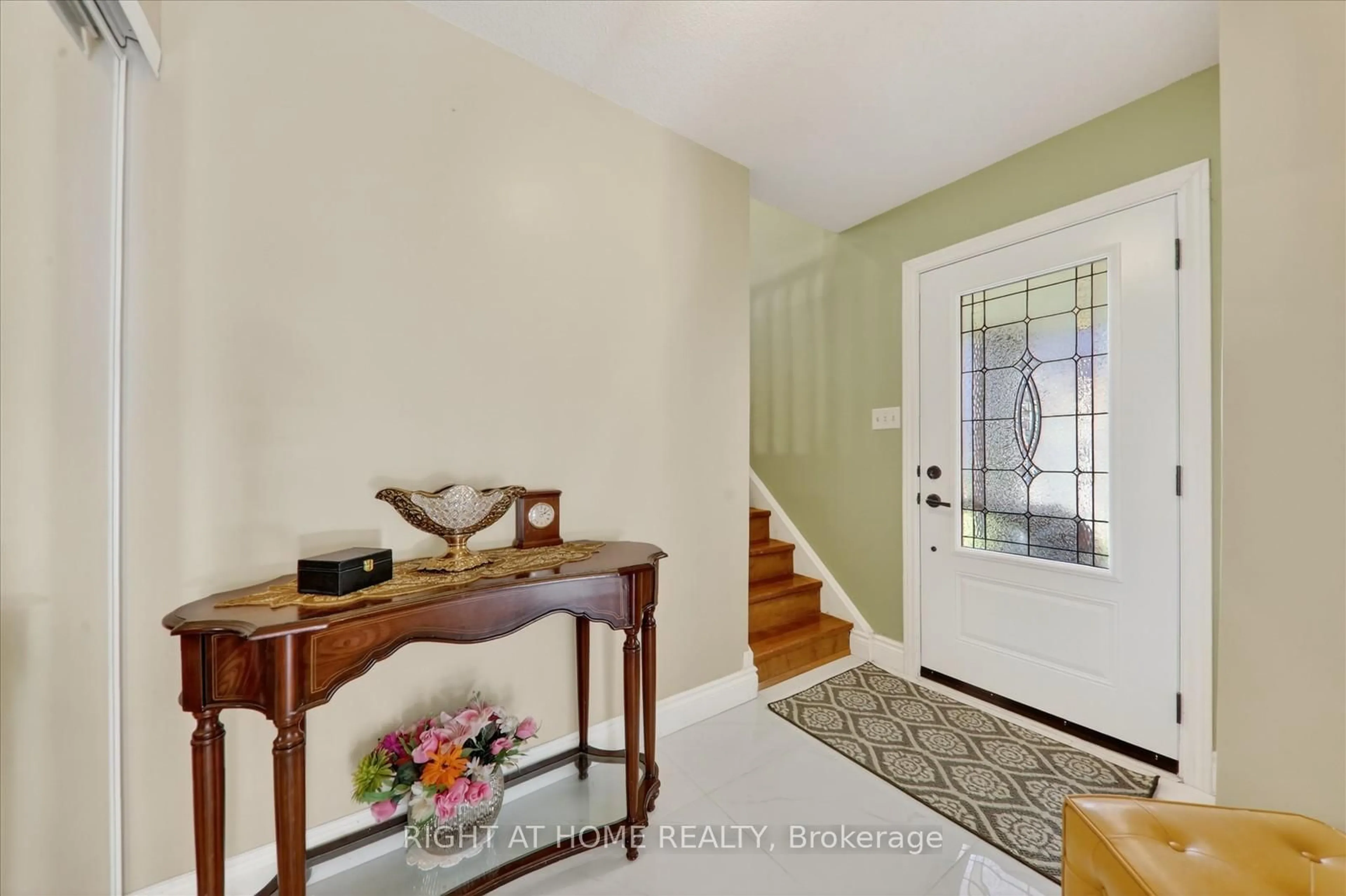 Indoor entryway for 226 Manse Rd, Toronto Ontario M1E 3V4
