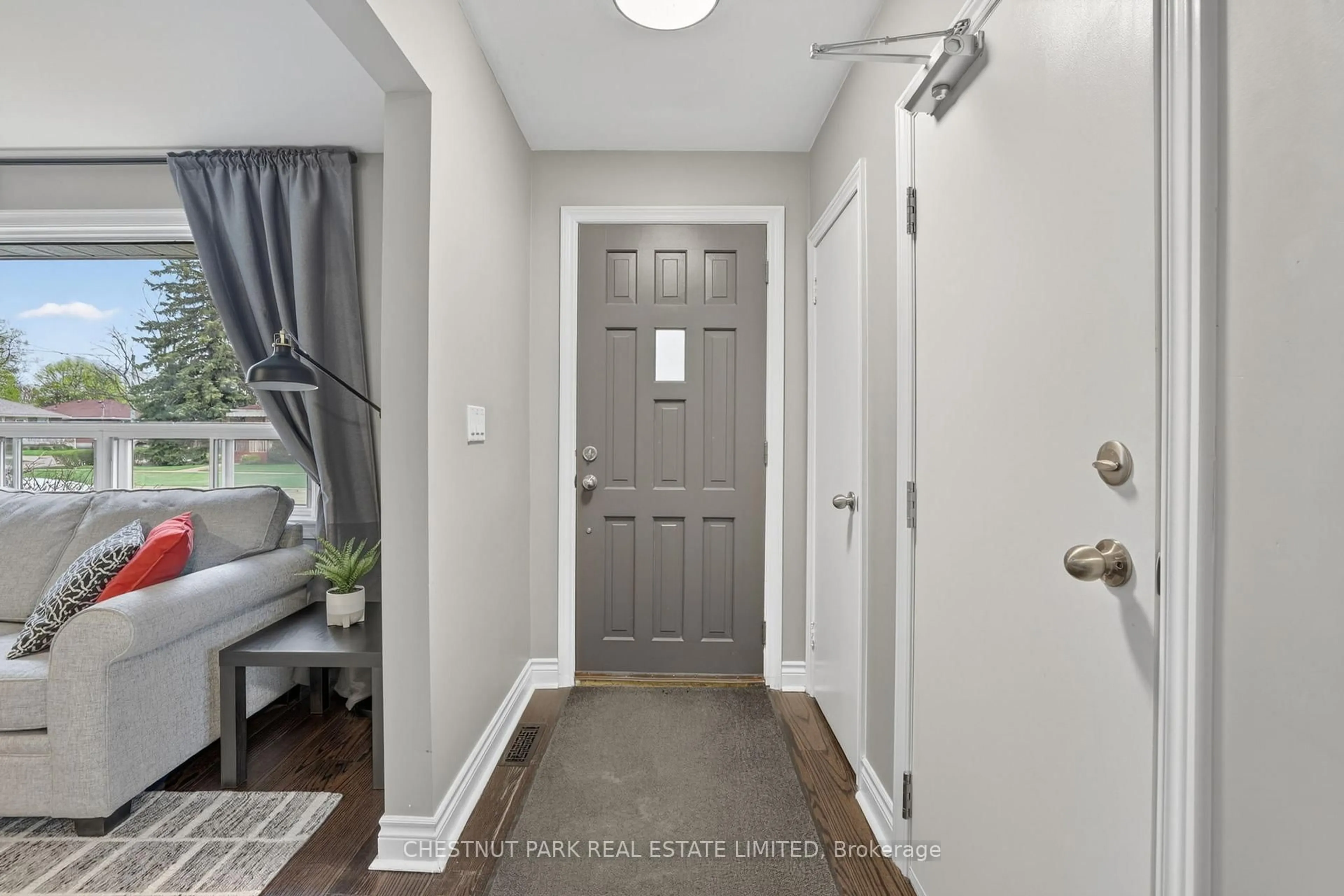 Indoor entryway for 278 Lasalle Ave, Oshawa Ontario L1H 5Y6