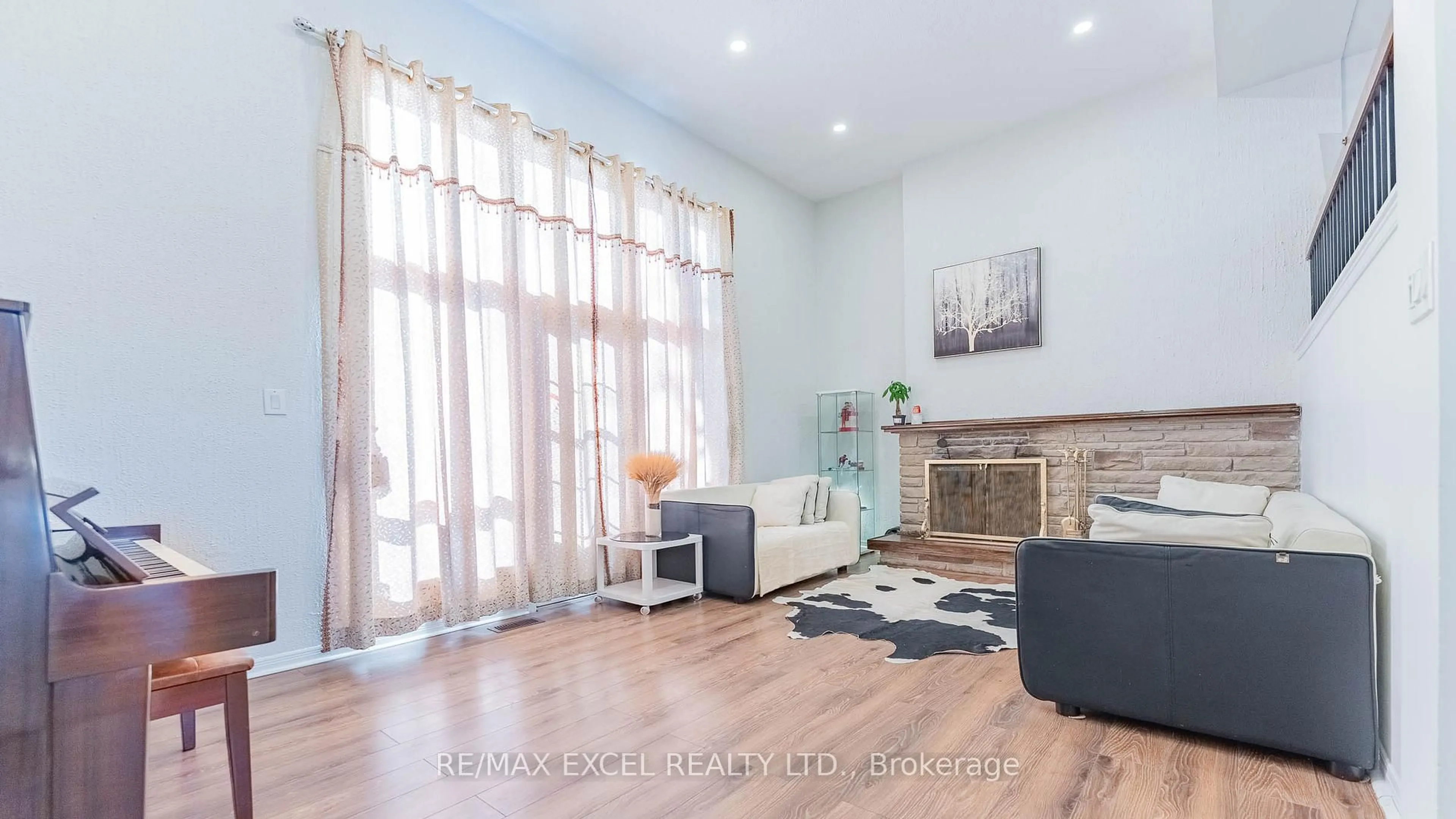 Living room with furniture, wood/laminate floor for 20 Crockamhill Dr #1, Toronto Ontario M1S 3H1