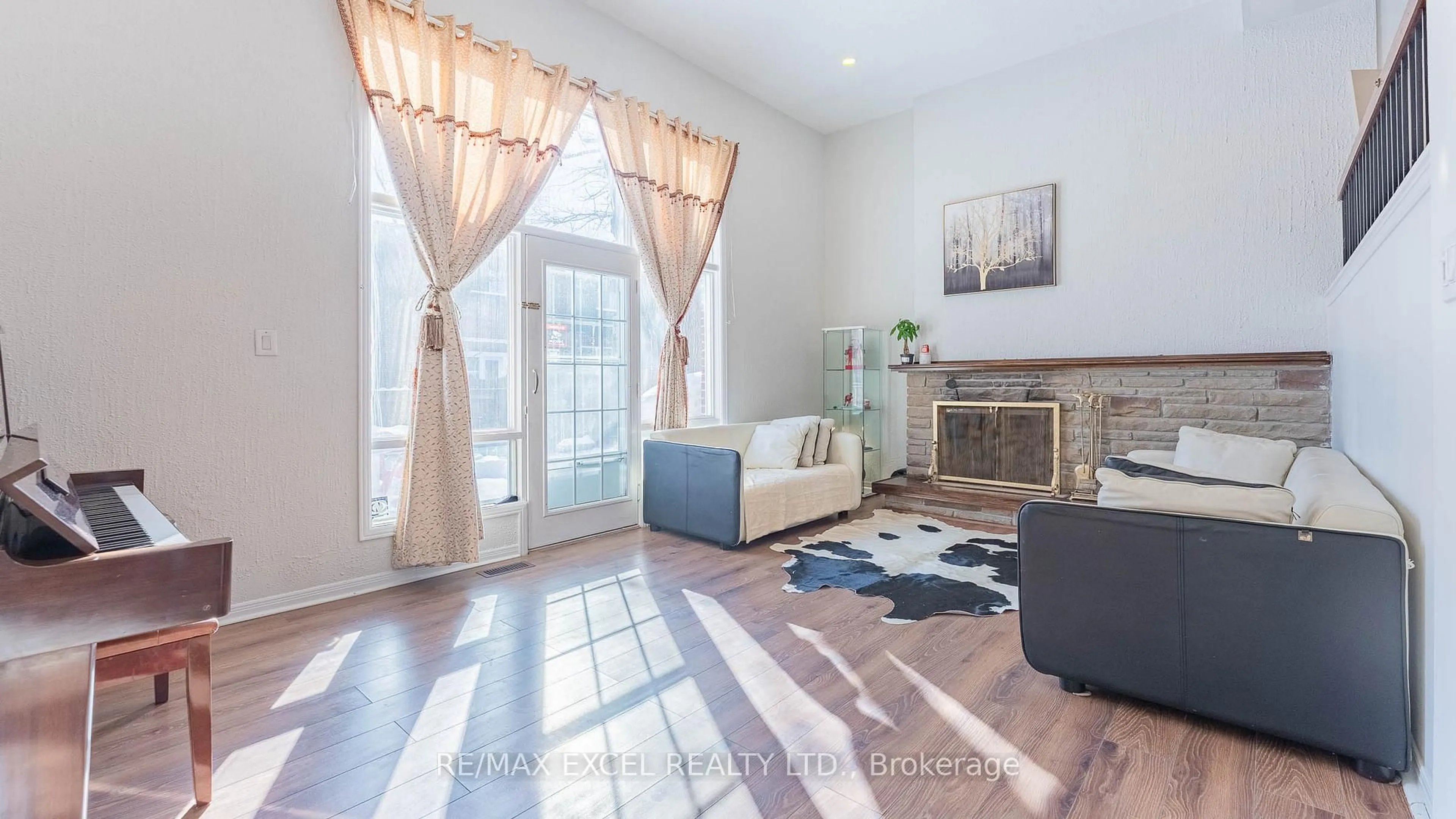 Living room with furniture, unknown for 20 Crockamhill Dr #1, Toronto Ontario M1S 3H1