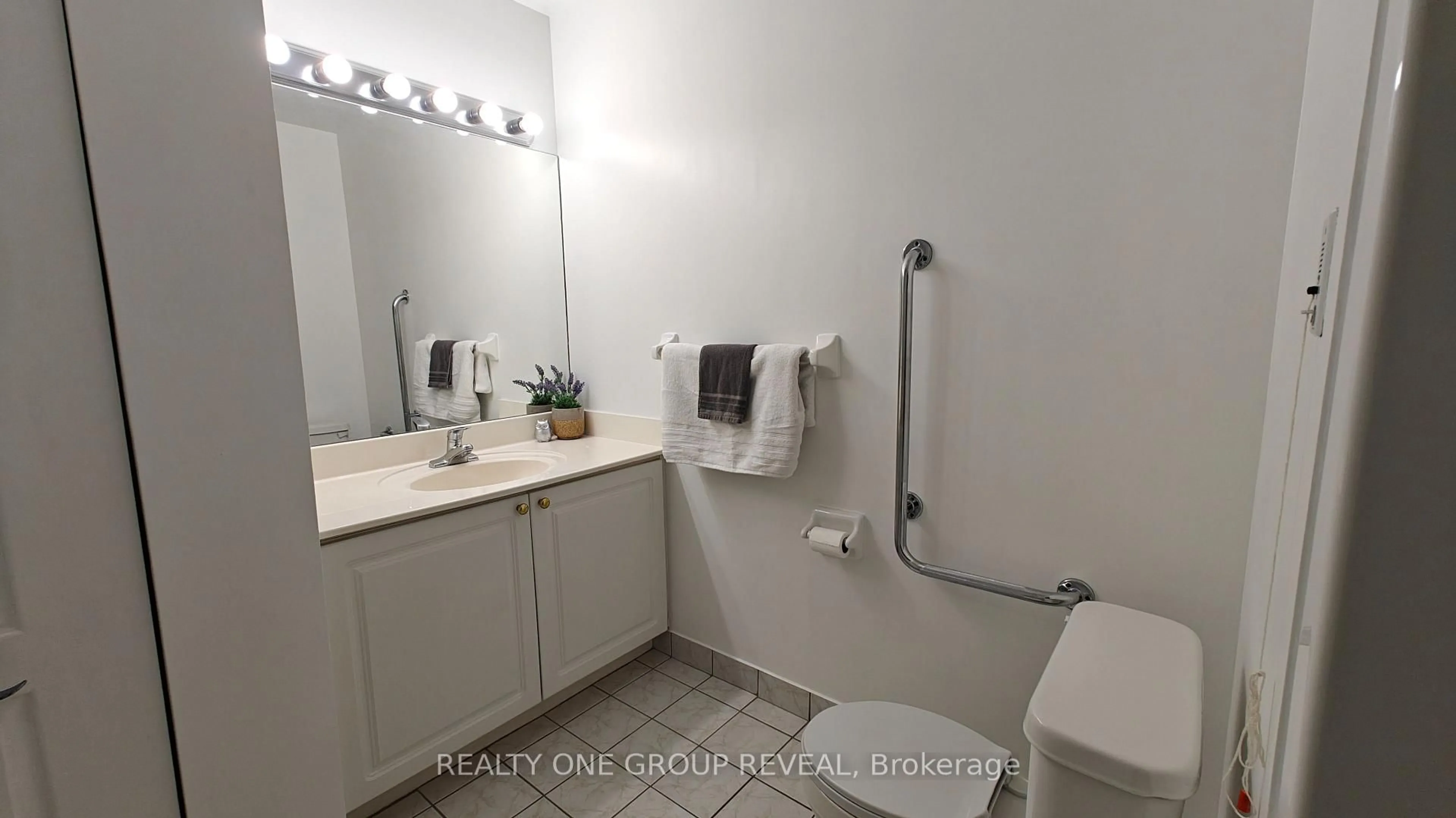 Standard bathroom, unknown for 3088 Kennedy Rd #PH10, Toronto Ontario M1V 5M4