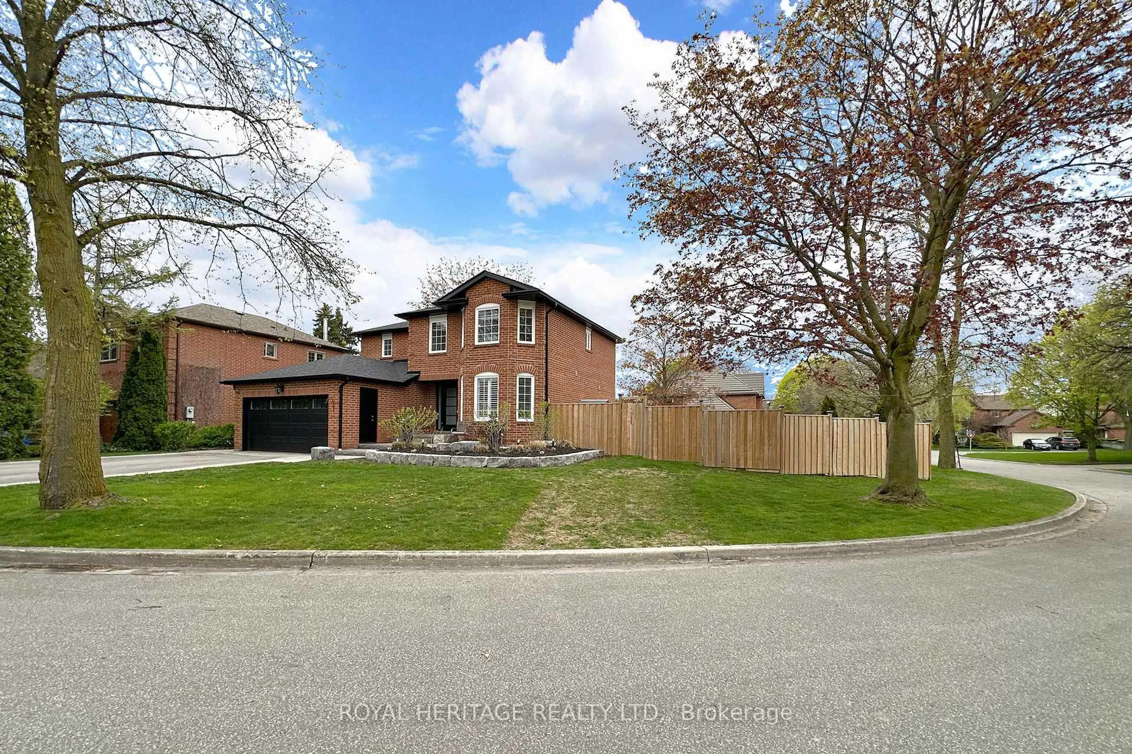 A pic from outside/outdoor area/front of a property/back of a property/a pic from drone, street for 27 Clovelly Dr, Whitby Ontario L1N 7A7