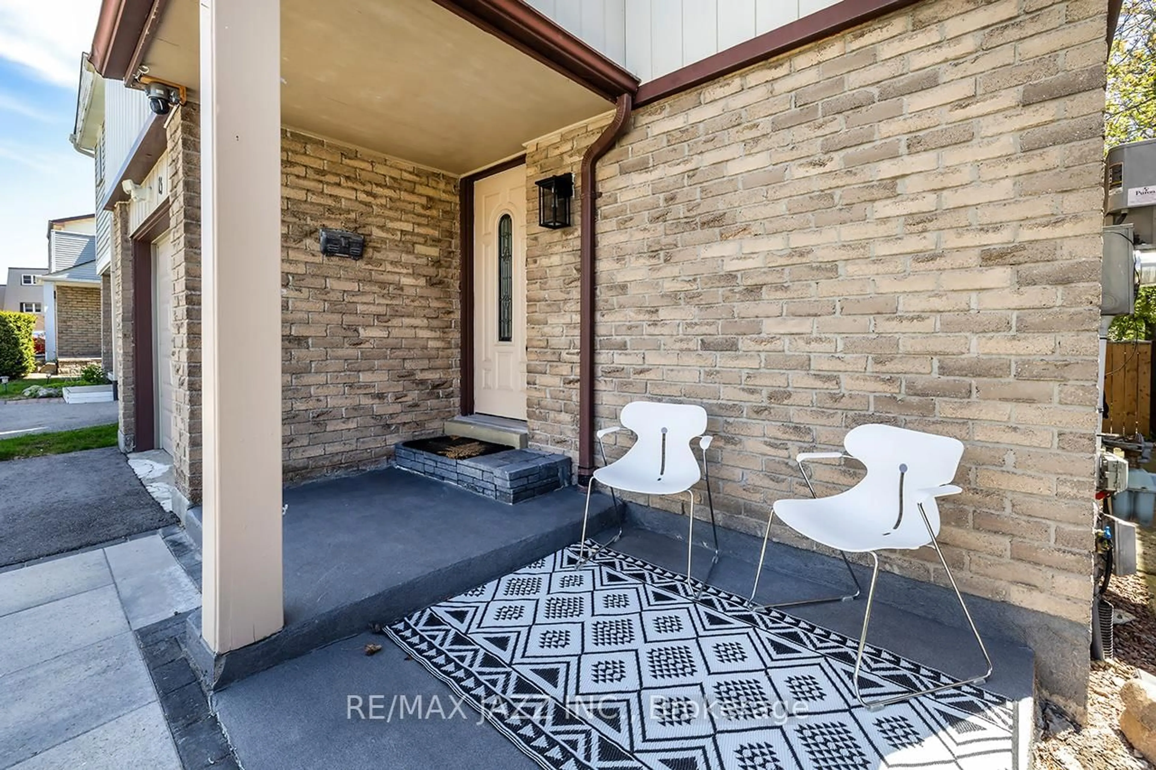 Indoor entryway for 15 Graham Crt, Whitby Ontario L1N 6E1