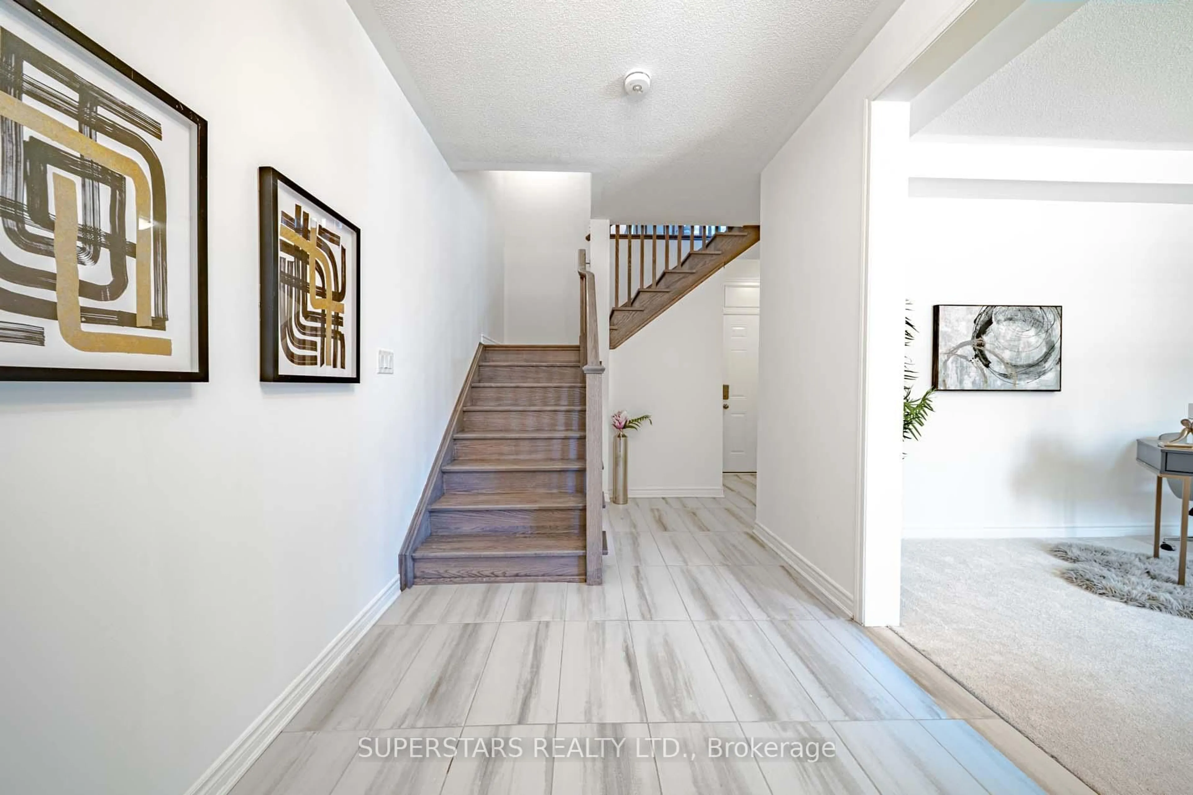 Indoor entryway for 3342 Thunderbird Prom, Pickering Ontario L1X 0N1