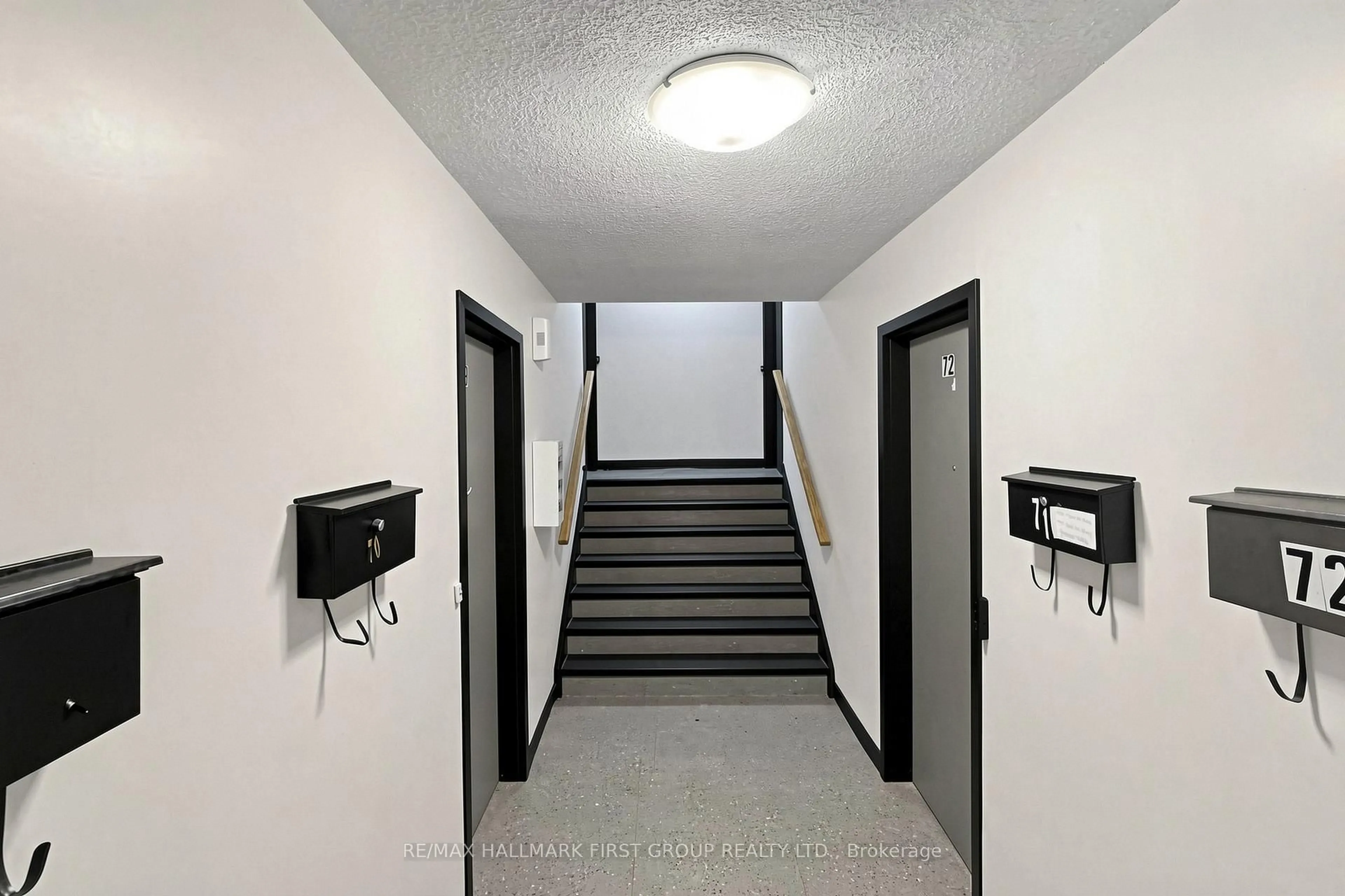 Indoor foyer for 1100 Oxford St #70, Oshawa Ontario L1J 6G4