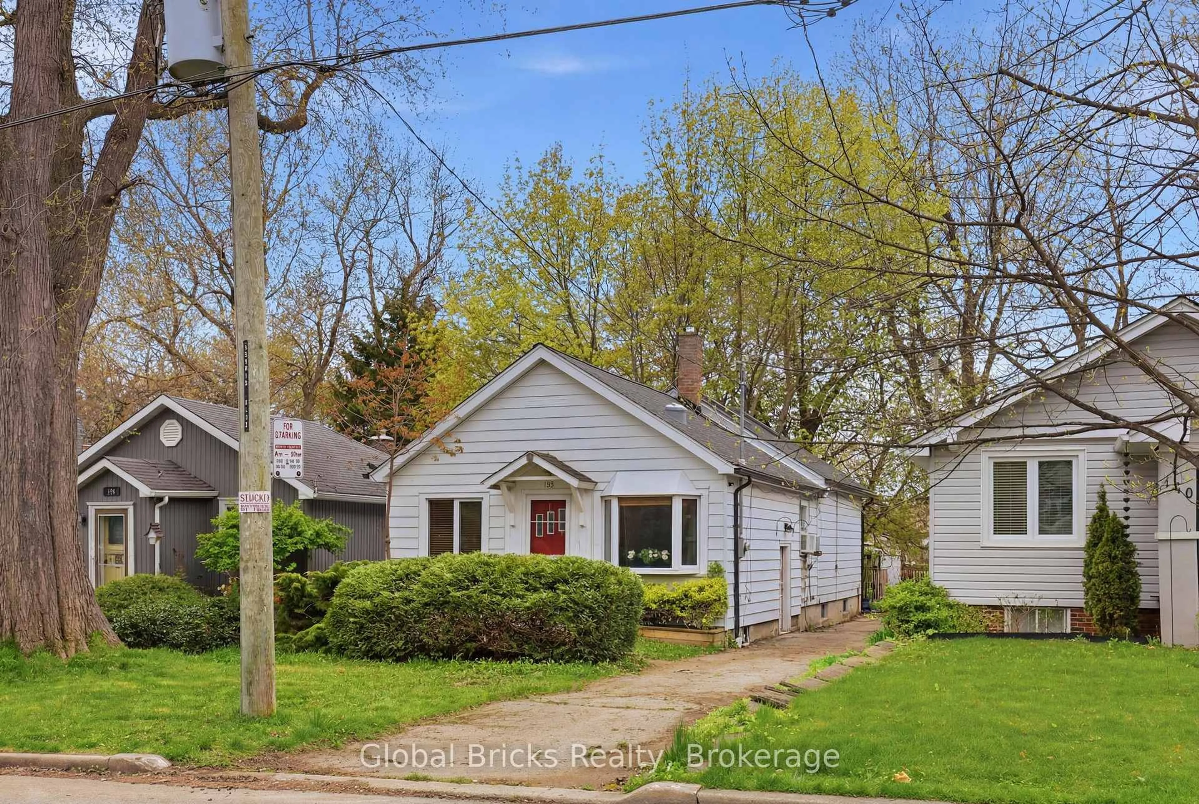 A pic from outside/outdoor area/front of a property/back of a property/a pic from drone, street for 138 Gradwell Dr, Toronto Ontario M1M 2N2