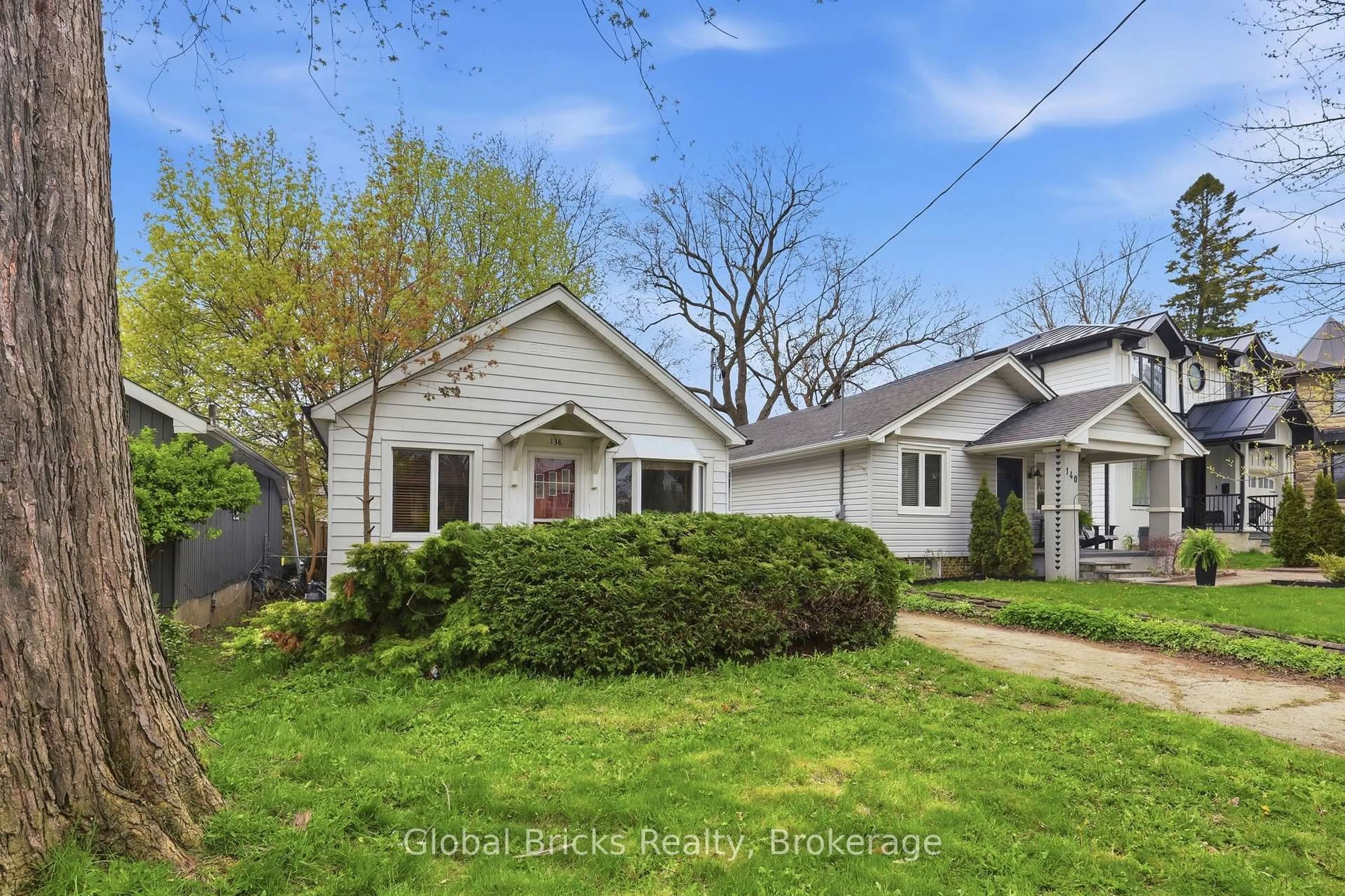 A pic from outside/outdoor area/front of a property/back of a property/a pic from drone, street for 138 Gradwell Dr, Toronto Ontario M1M 2N2