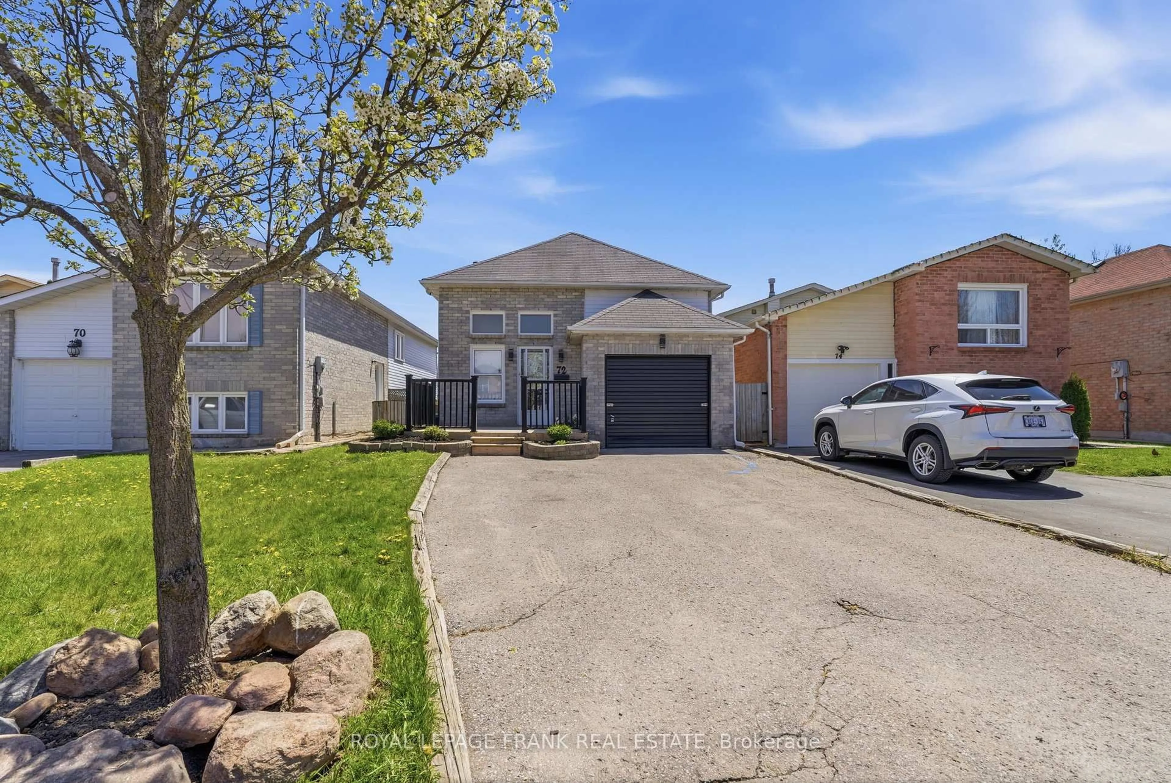 A pic from outside/outdoor area/front of a property/back of a property/a pic from drone, street for 72 Broadlands Cres, Clarington Ontario L1E 1R1