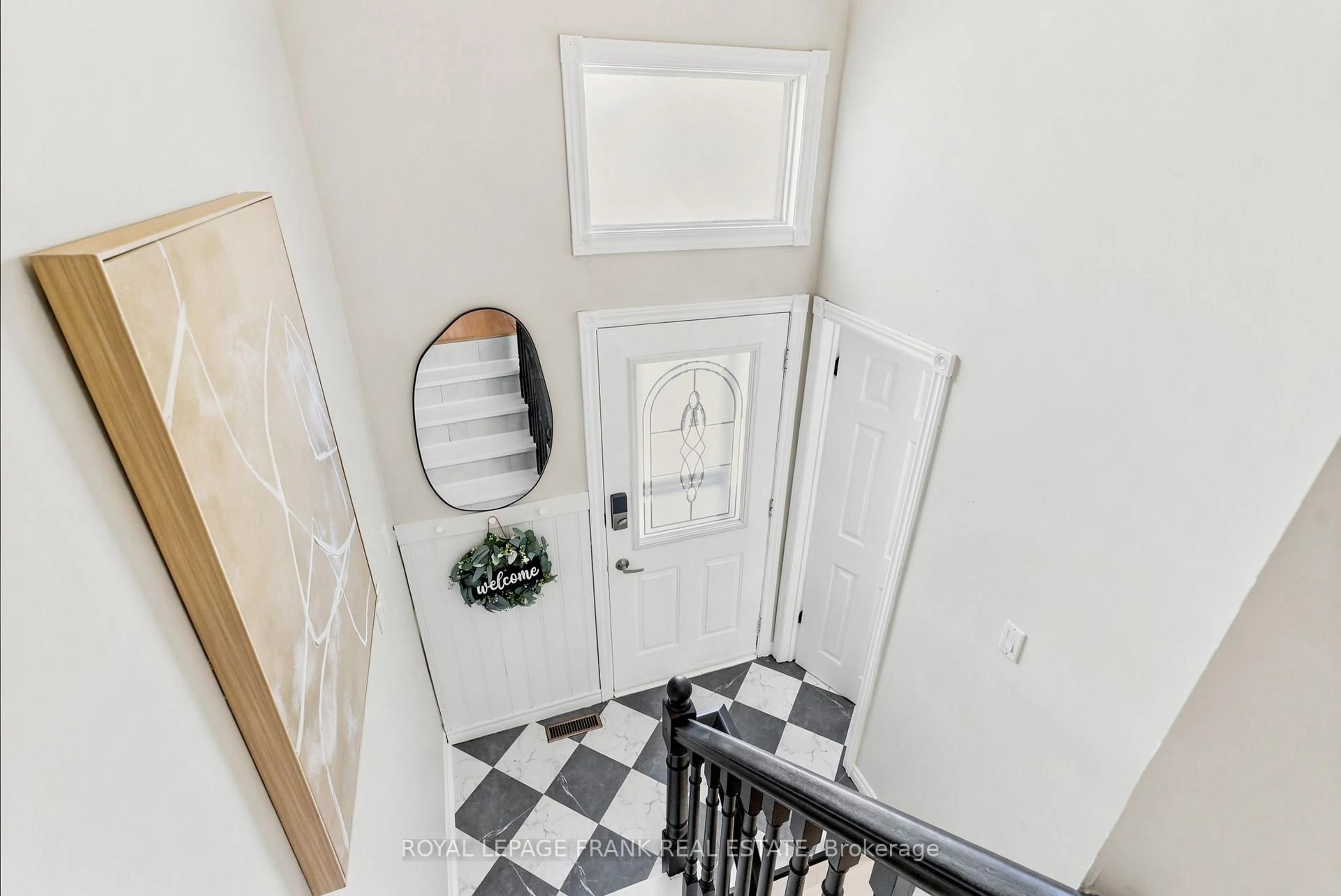 Indoor entryway for 72 Broadlands Cres, Clarington Ontario L1E 1R1
