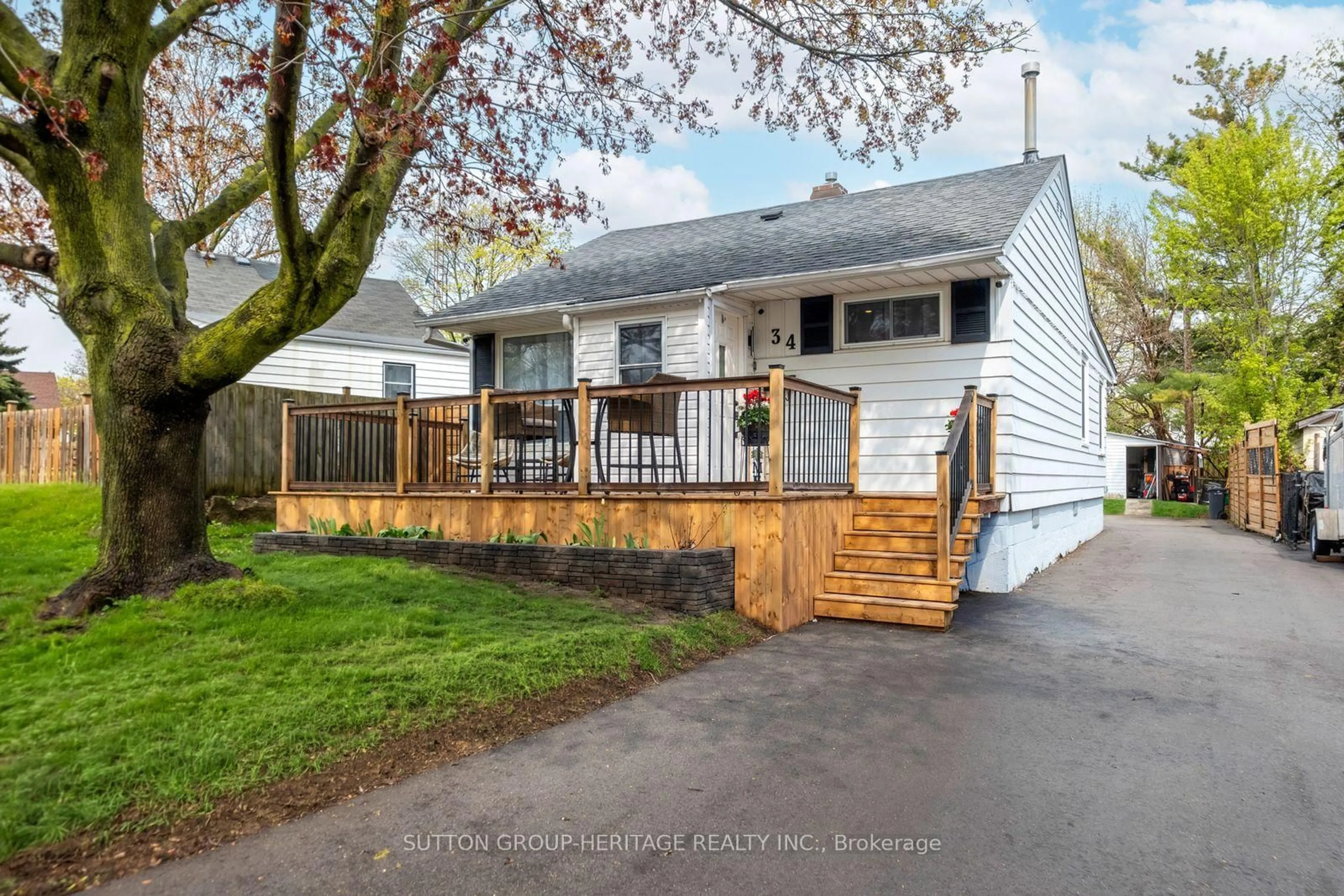 A pic from outside/outdoor area/front of a property/back of a property/a pic from drone, street for 34 Maple St, Ajax Ontario L1S 1V7