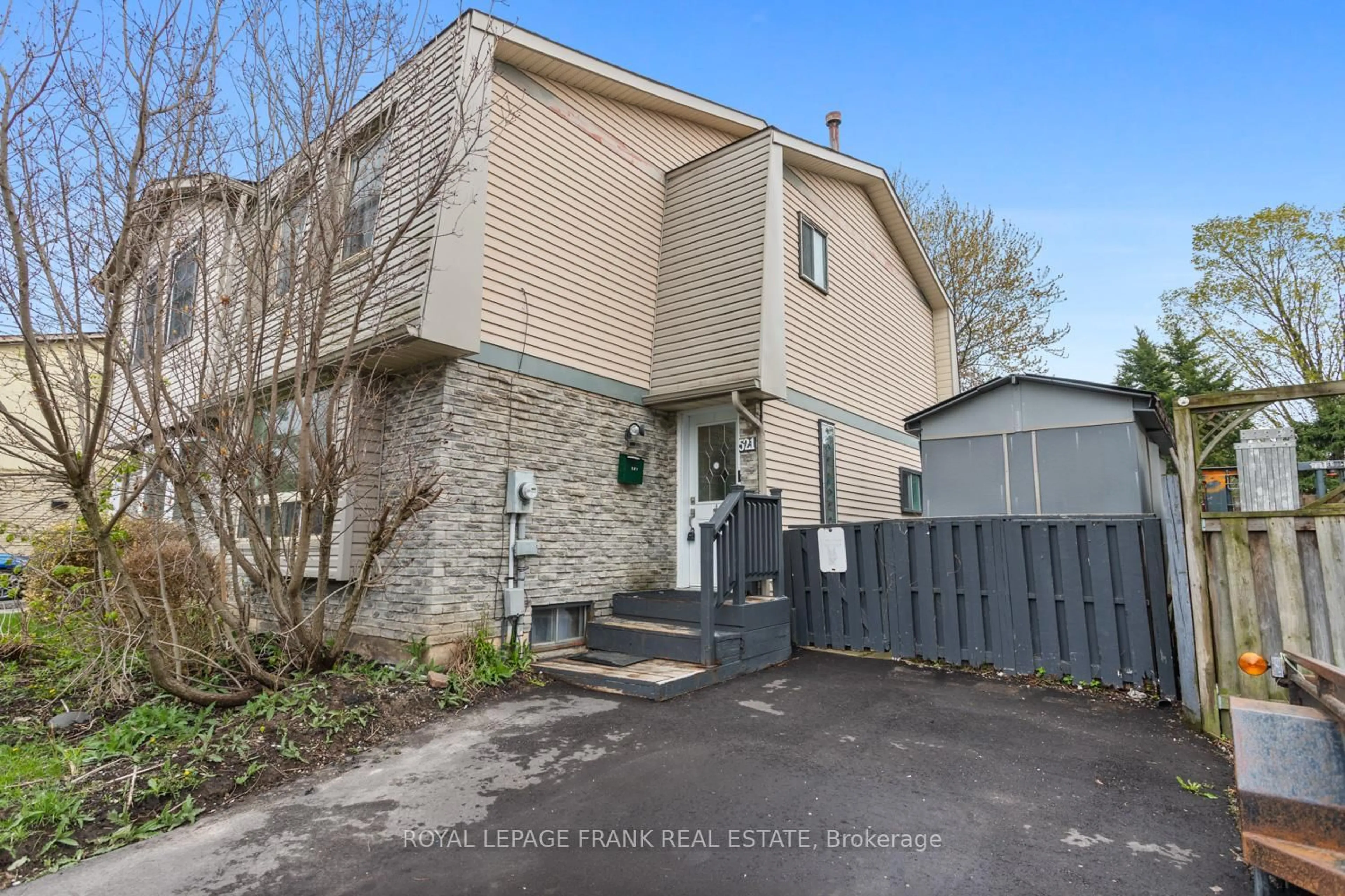 A pic from outside/outdoor area/front of a property/back of a property/a pic from drone, street for 521 Gaylord Dr, Oshawa Ontario L1K 1L4
