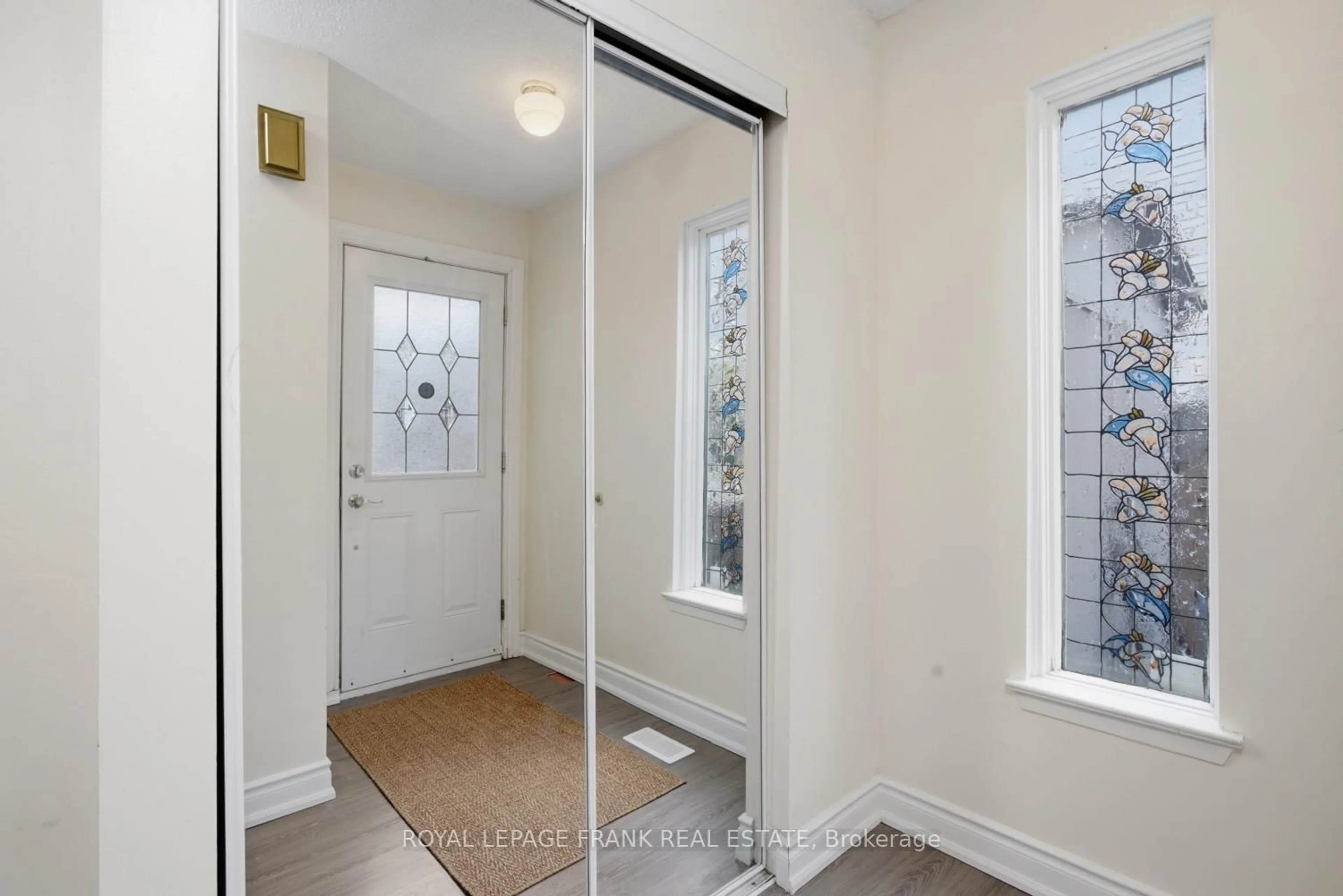 Indoor entryway for 521 Gaylord Dr, Oshawa Ontario L1K 1L4
