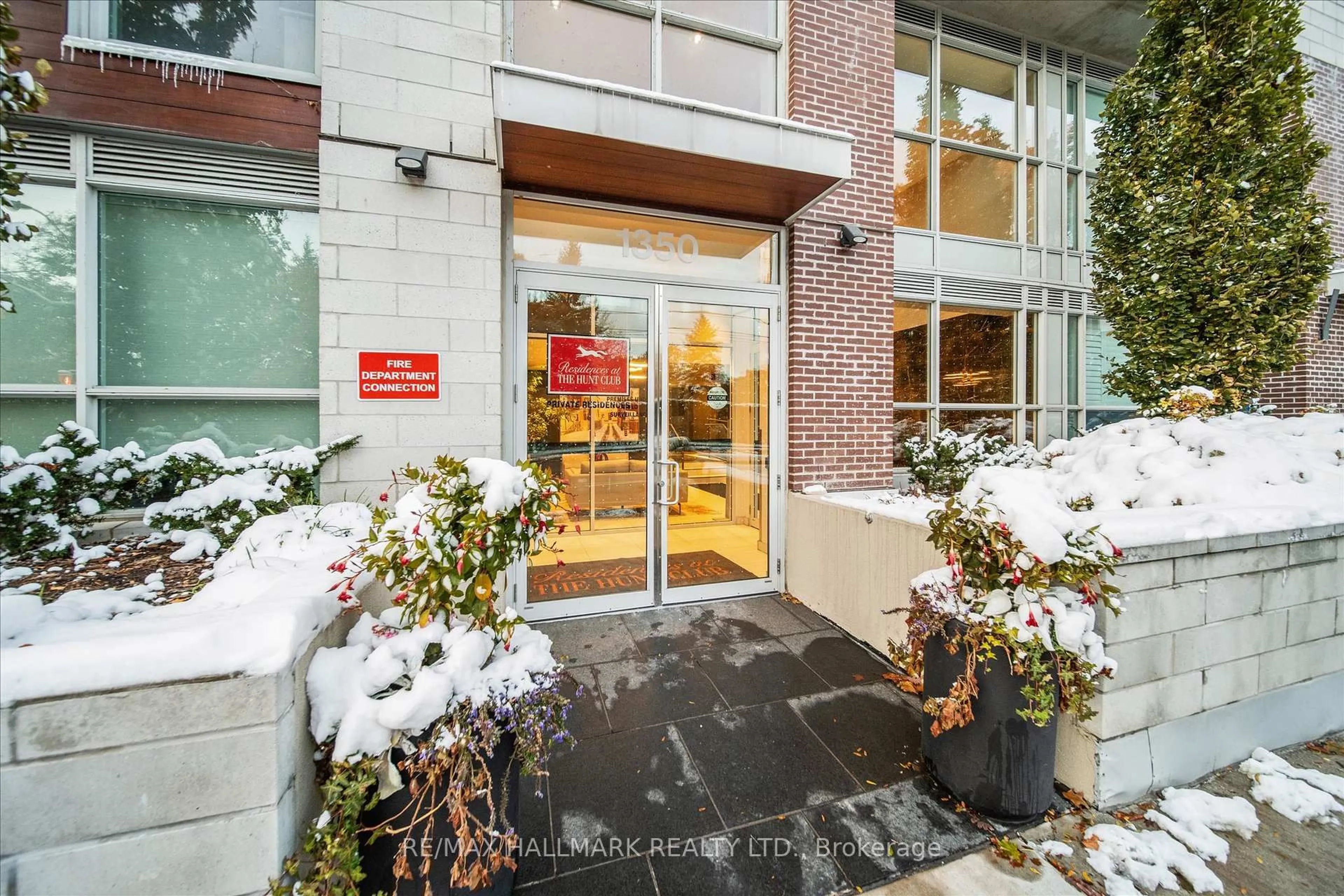 Indoor foyer for 1350 Kingston Rd #409, Toronto Ontario M1N 1C8