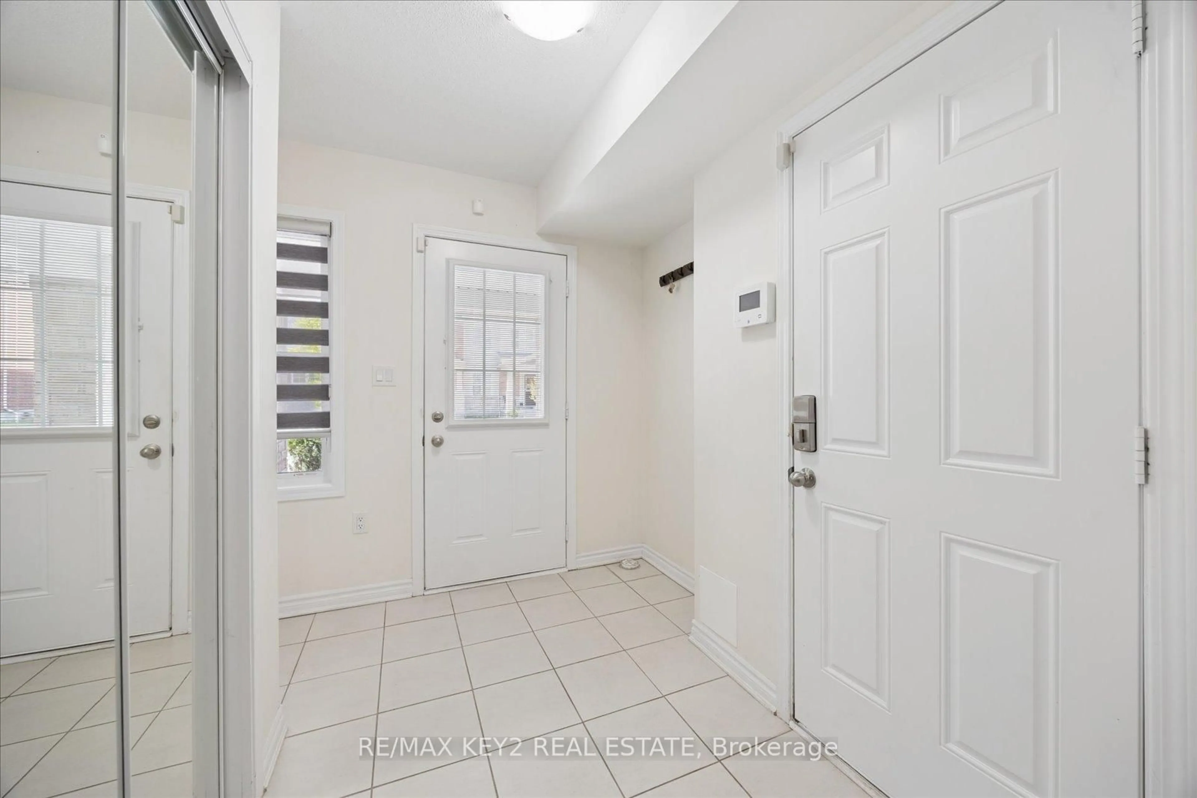 Indoor entryway for 2417 Fall Harvest Cres, Pickering Ontario L1X 0G1