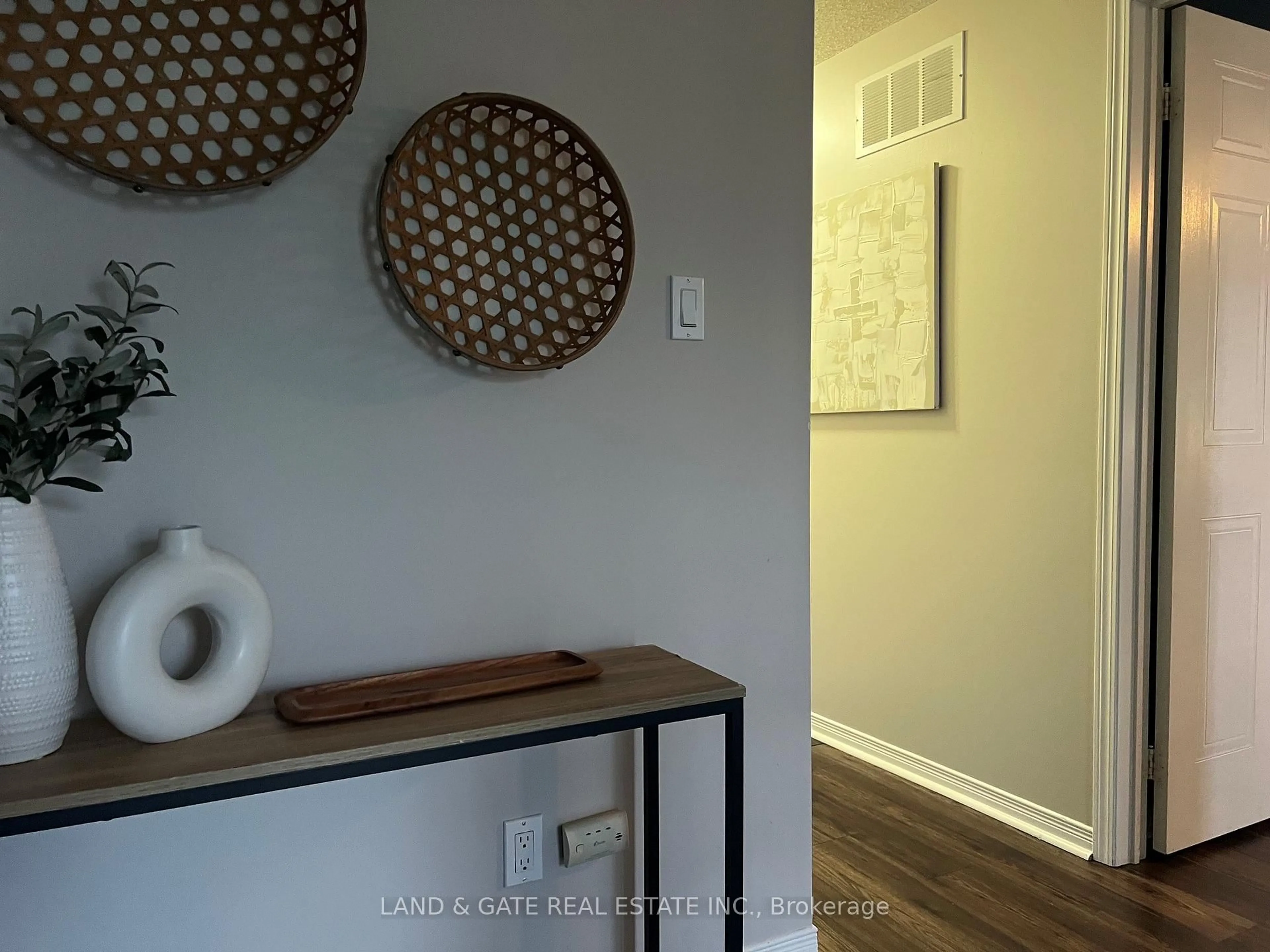 Indoor entryway for 367 Concordia Crt, Oshawa Ontario L1G 8C3