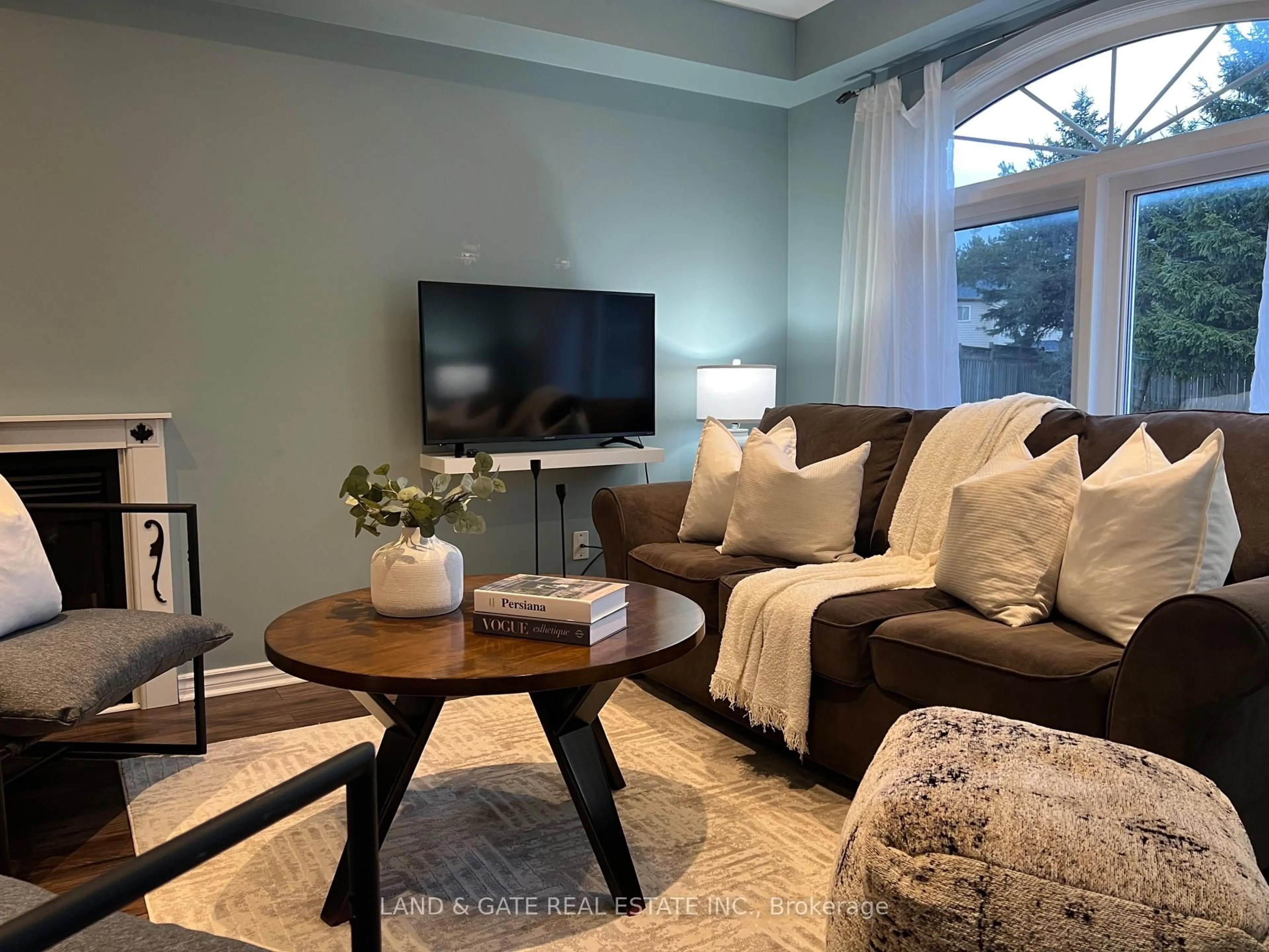 Living room with furniture, unknown for 367 Concordia Crt, Oshawa Ontario L1G 8C3