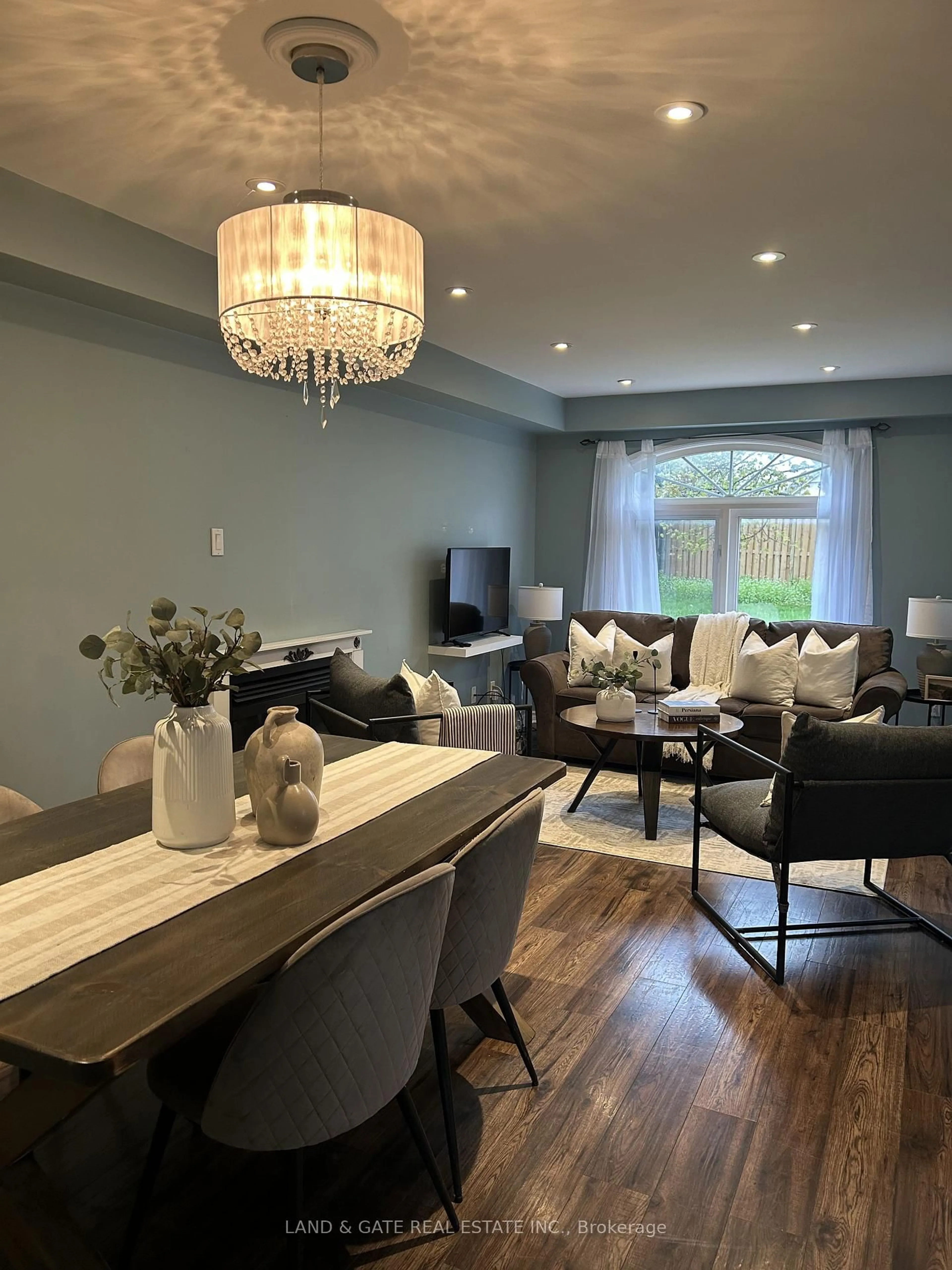 Living room with furniture, wood/laminate floor for 367 Concordia Crt, Oshawa Ontario L1G 8C3