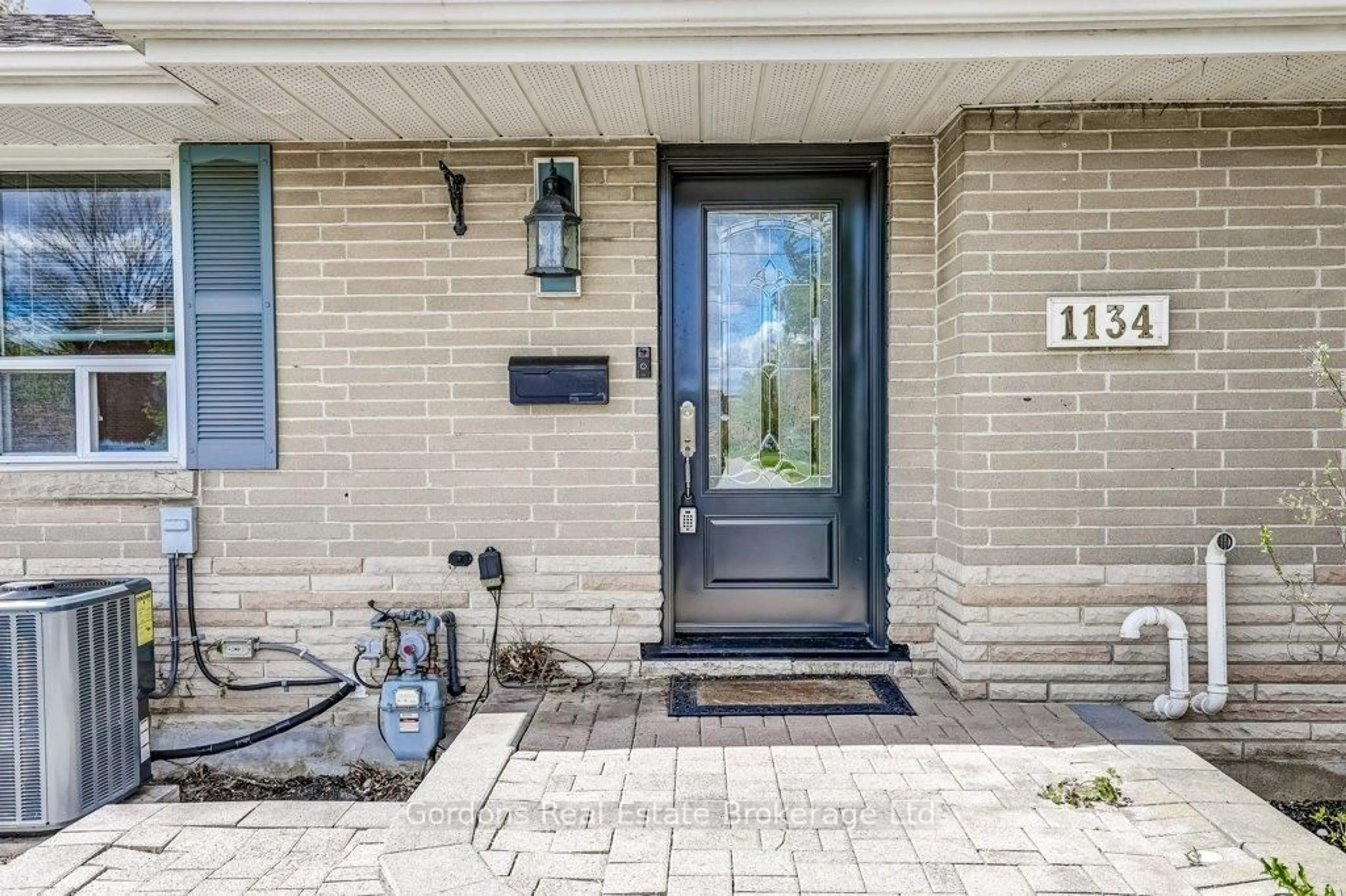 Indoor entryway for 1134 Somerville St, Oshawa Ontario L1G 4K5