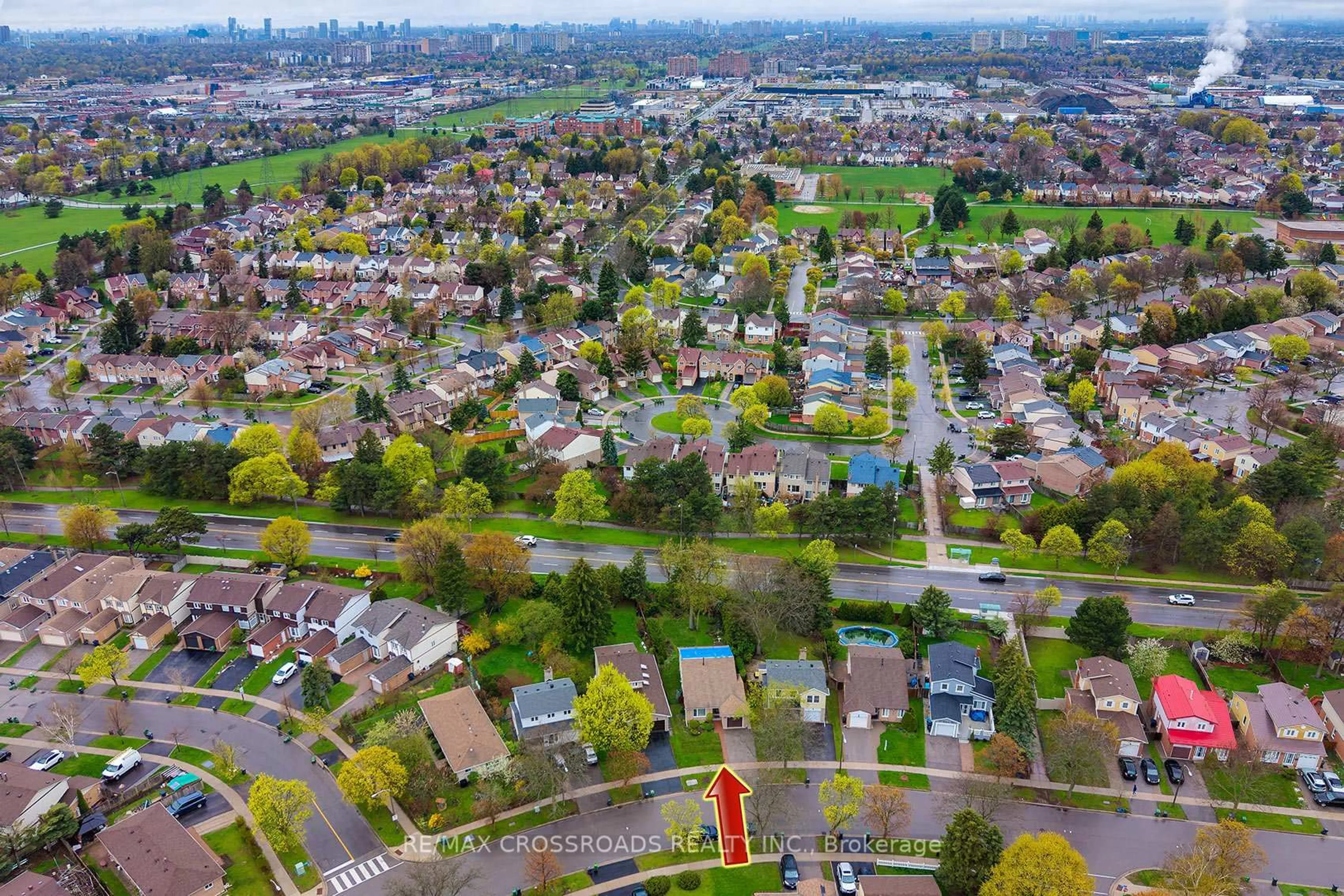 A pic from outside/outdoor area/front of a property/back of a property/a pic from drone, street for 151 Goldhawk Tr, Toronto Ontario M1V 1X1