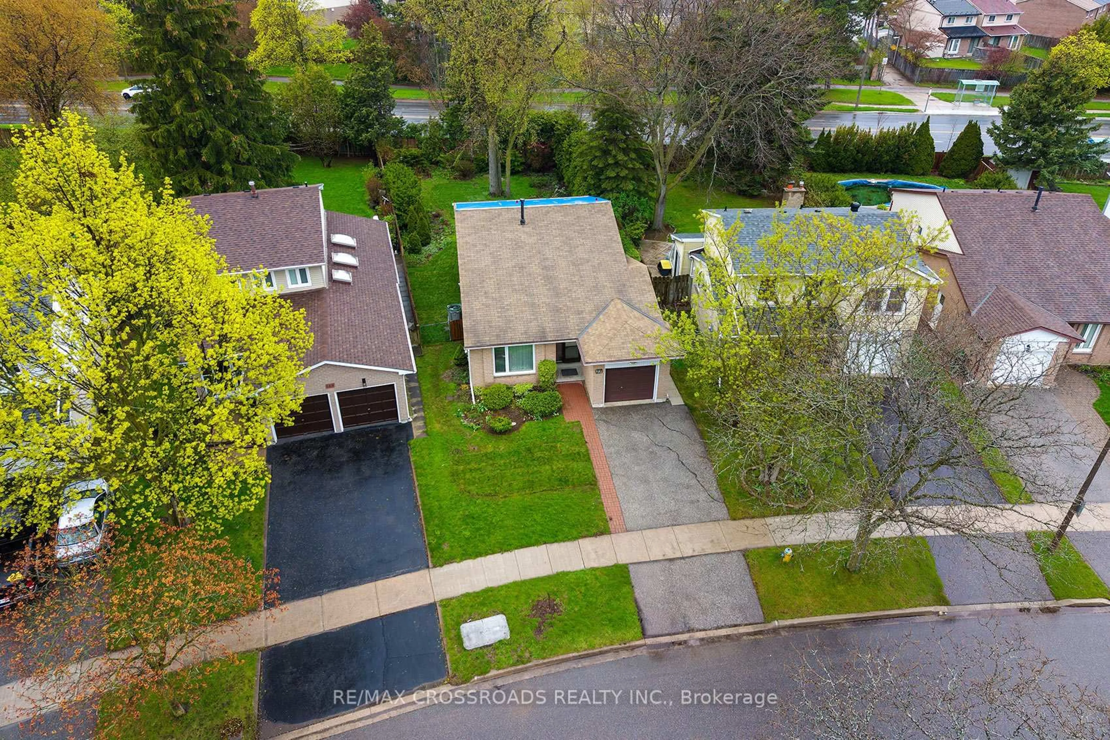 A pic from outside/outdoor area/front of a property/back of a property/a pic from drone, street for 151 Goldhawk Tr, Toronto Ontario M1V 1X1