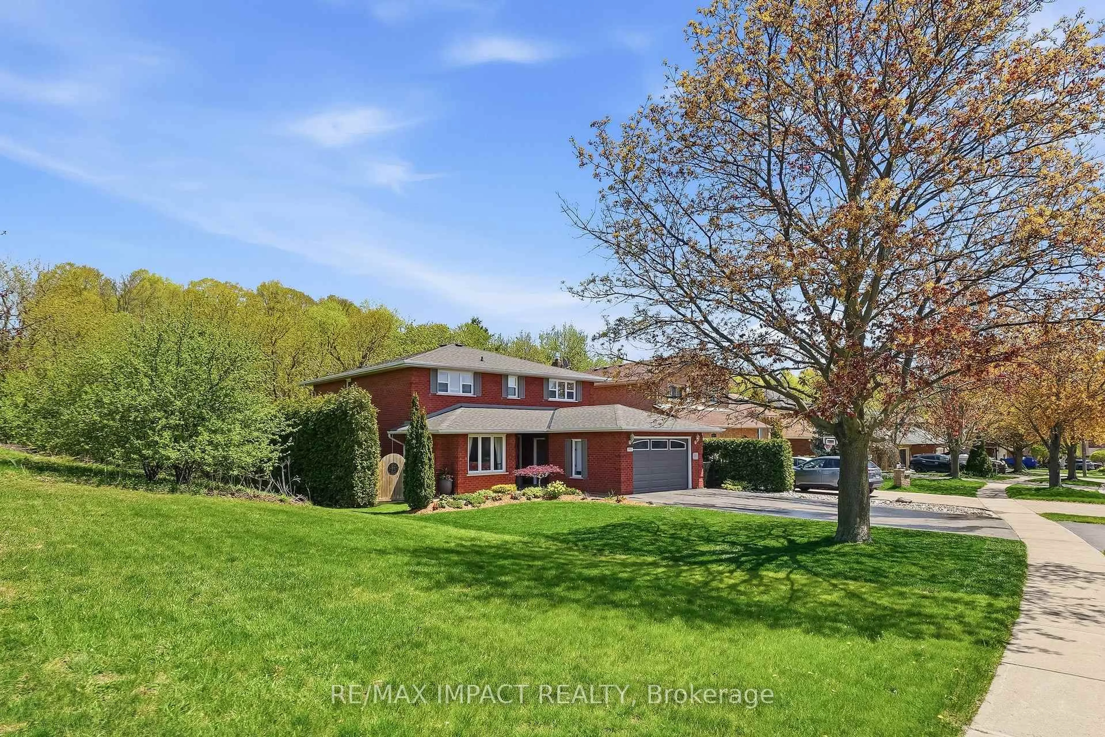 A pic from outside/outdoor area/front of a property/back of a property/a pic from drone, water/lake/river/ocean view for 293 Blue Heron Dr, Oshawa Ontario L1G 6X7