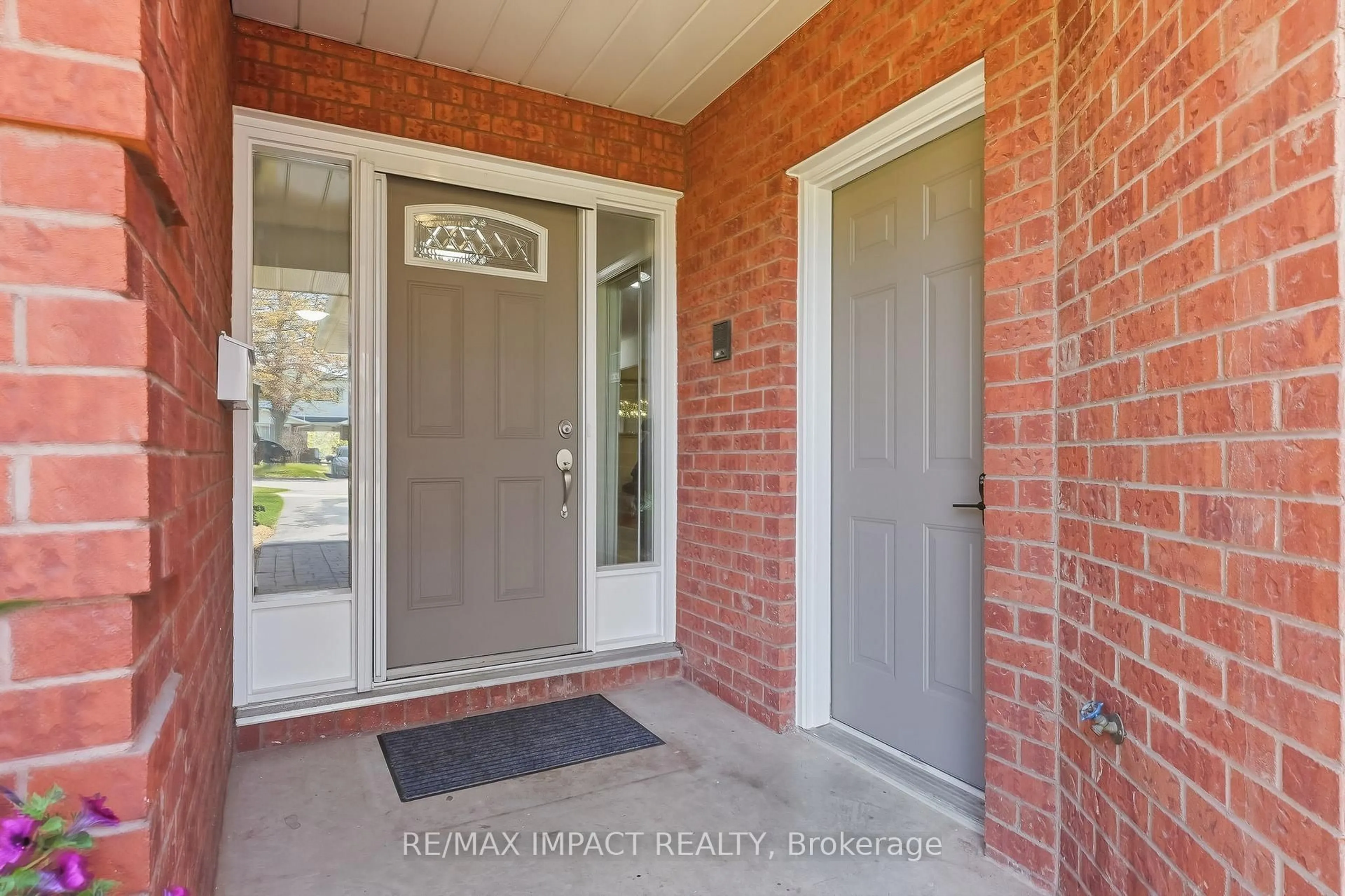 Indoor entryway for 293 Blue Heron Dr, Oshawa Ontario L1G 6X7