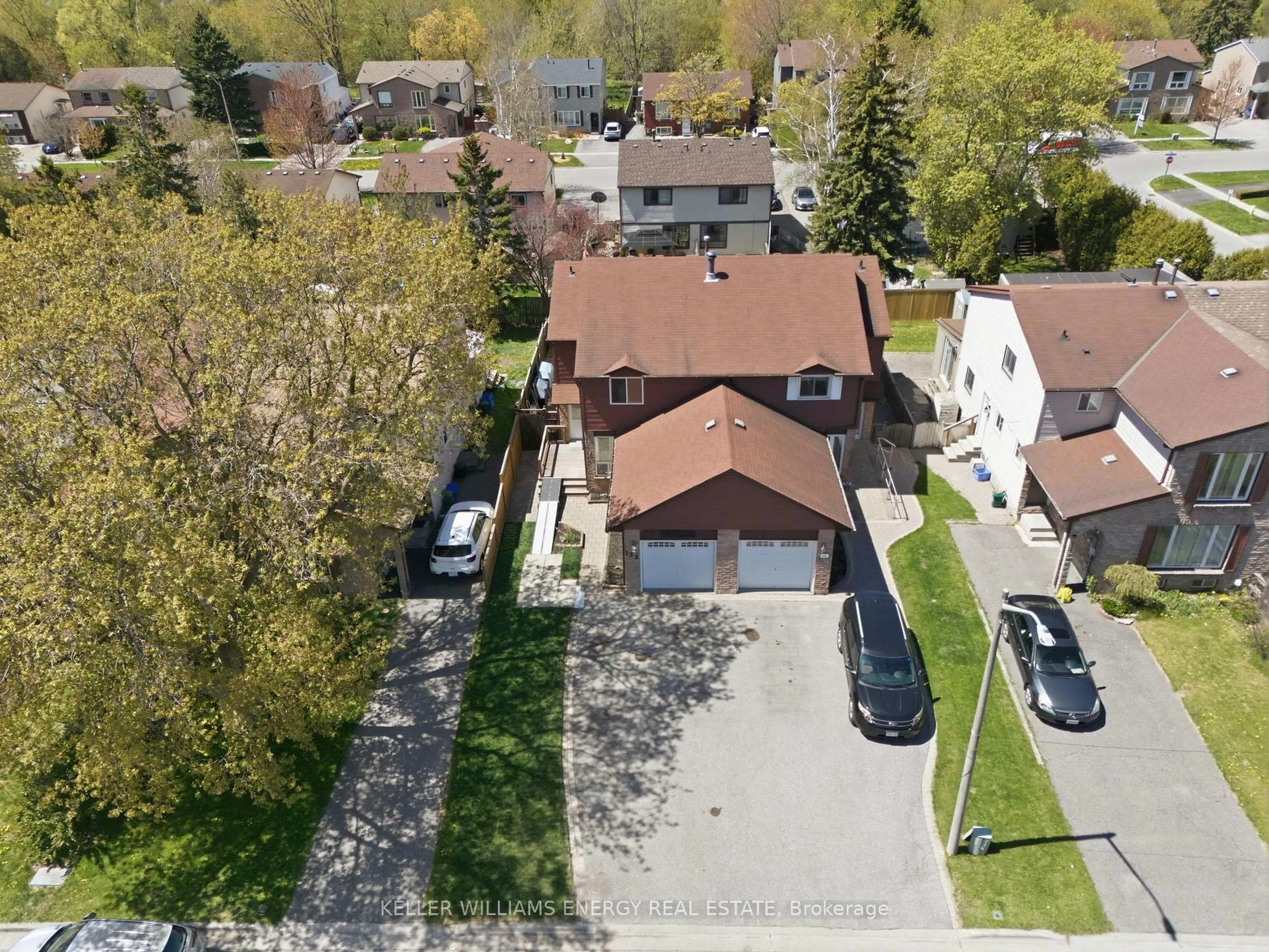 A pic from outside/outdoor area/front of a property/back of a property/a pic from drone, street for 132 Castlebar Cres, Oshawa Ontario L1J 7B4