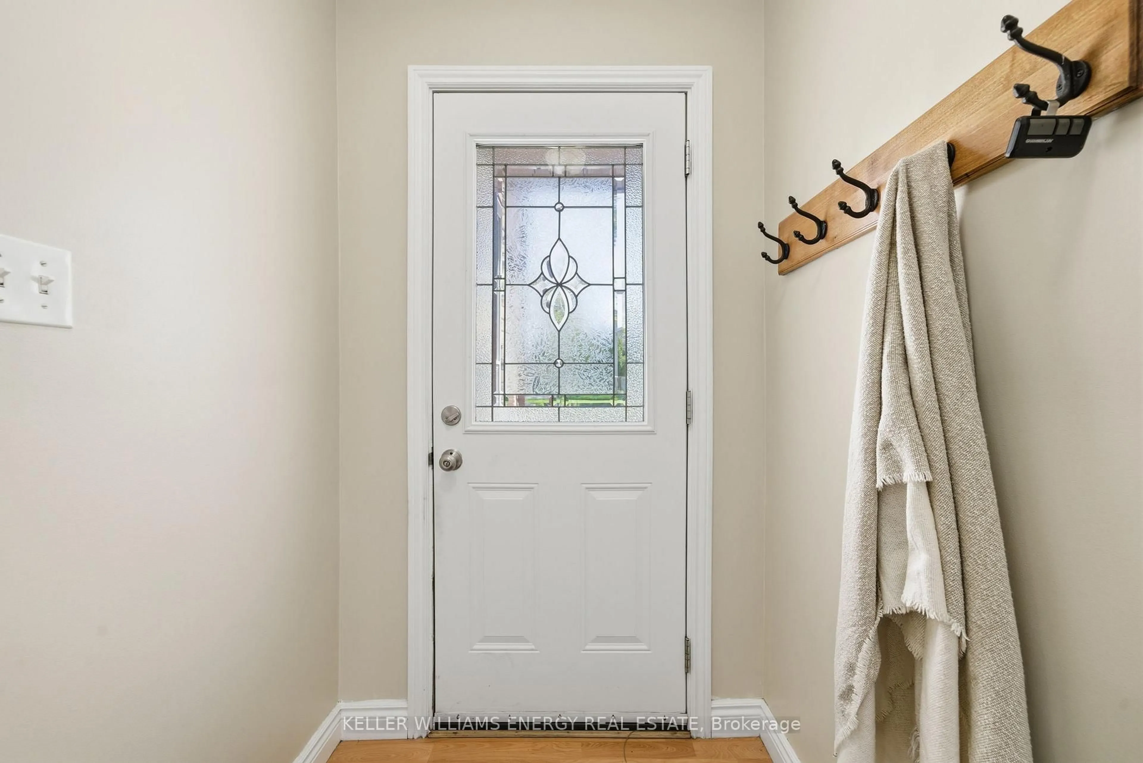 Indoor entryway for 132 Castlebar Cres, Oshawa Ontario L1J 7B4