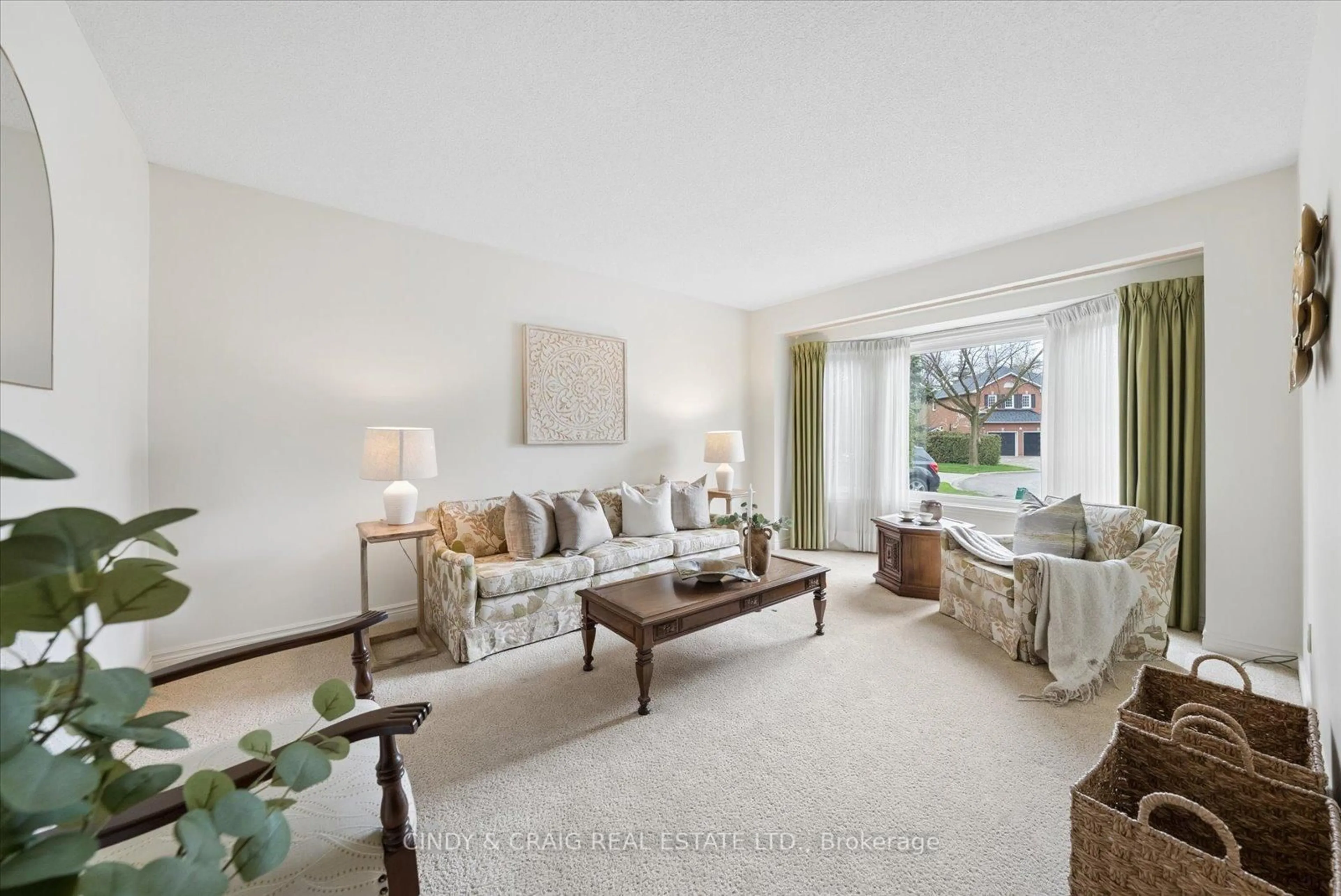 Living room with furniture, unknown for 17 Mullholland Crt, Clarington Ontario L1E 1T9