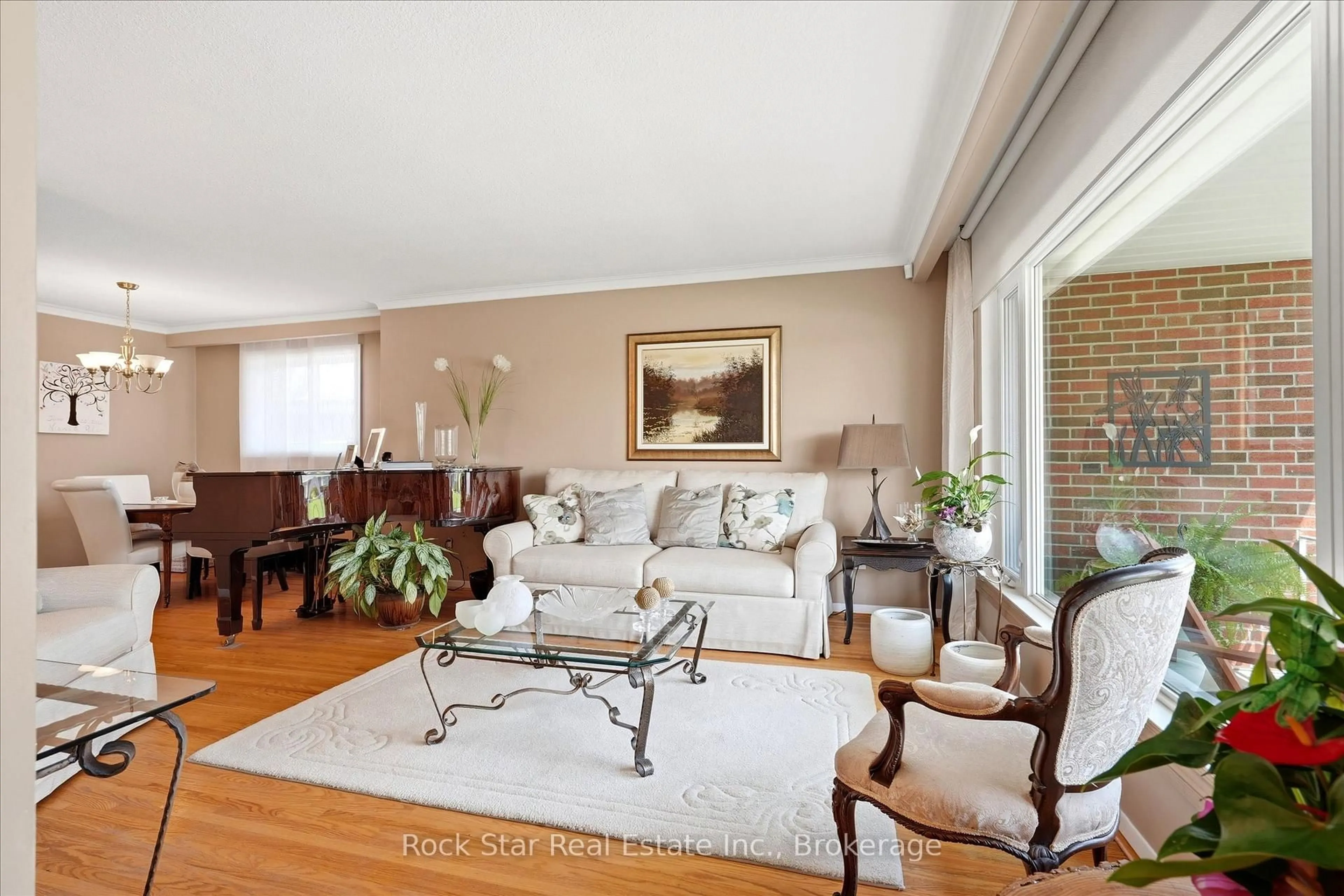 Living room with furniture, unknown for 36 LANGEVIN Cres, Toronto Ontario M1C 2B6